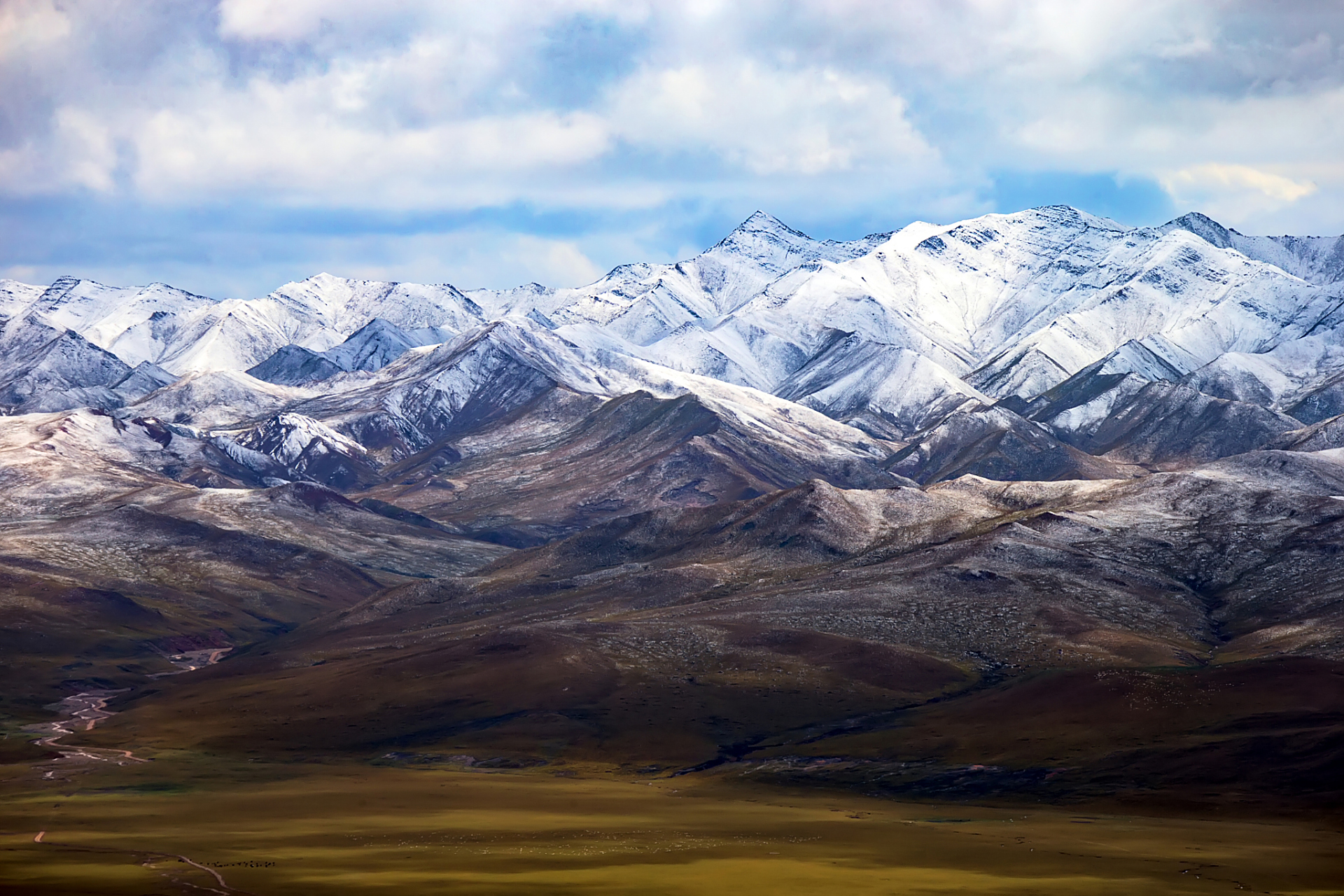 新疆托木尔峰如流动的山水画卷# #新疆旅游# 托木尔峰被称为天山狄换