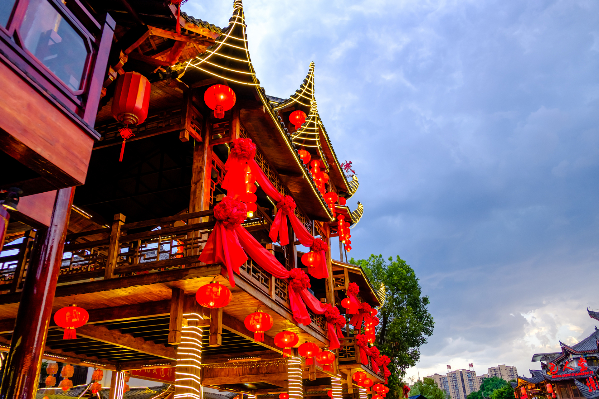 恩施土家女儿城 全国第八个人造古镇,仿古与土家吊脚楼相结合,完美的