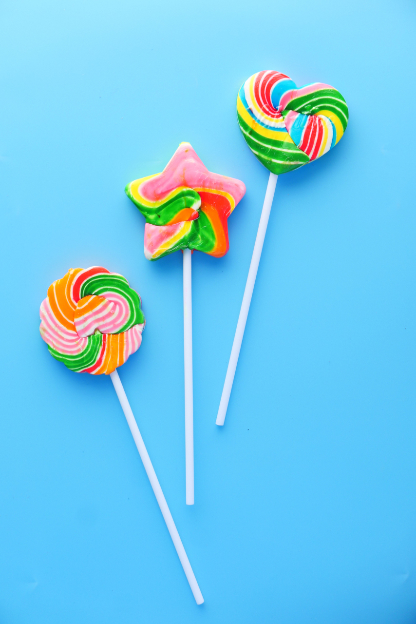 萌娃一看到棒棒糖秒变笑脸,连哭声都戛然而止!