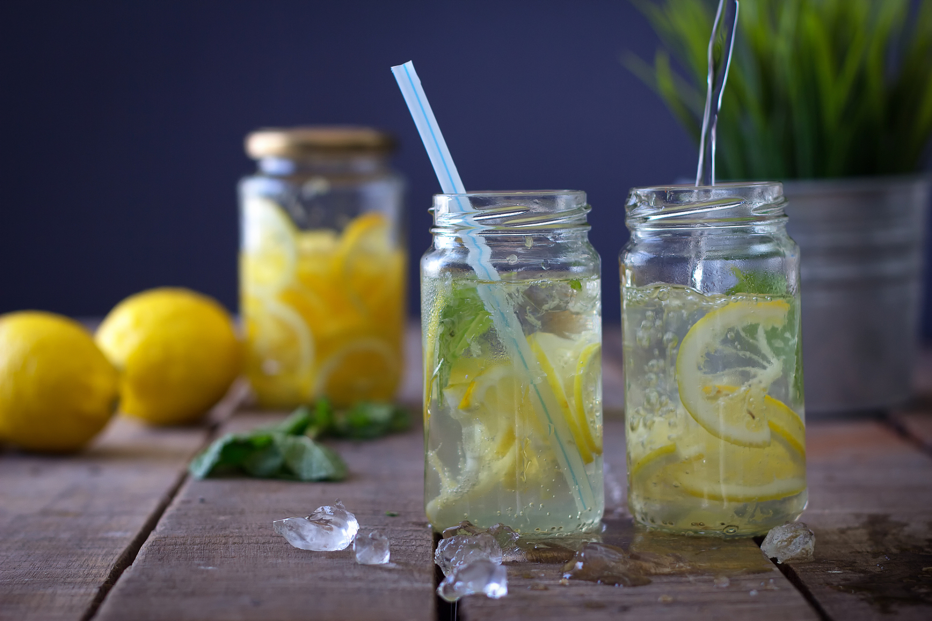 柠檬水,清新宜人,酸甜可口,不仅是炎炎夏日的解渴佳品,更是富含