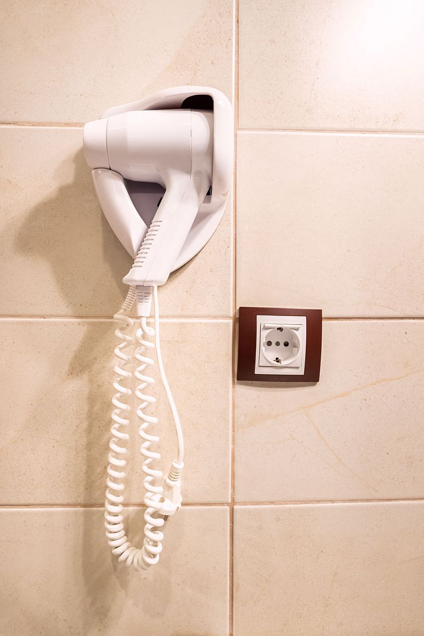 使用时,打开电源,调节风温,风速和设定时间,用梳子梳理头发,涂抹护发