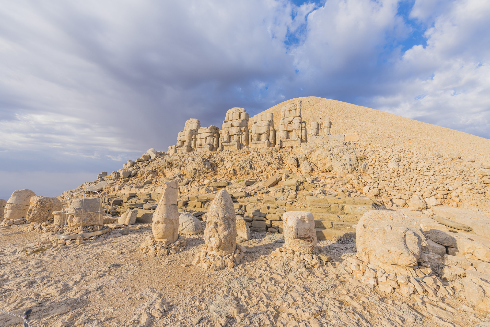 楼兰古城# 新疆楼兰古城,一个神秘而又充满历史韵味的地方,吸引了无