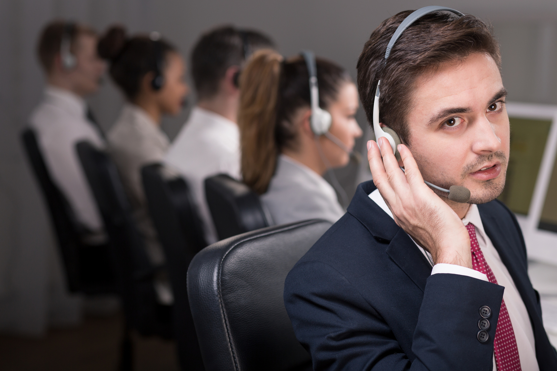 与人交流时正视对方眼睛可传达自信,真诚和尊重,有助于建立良好关系.