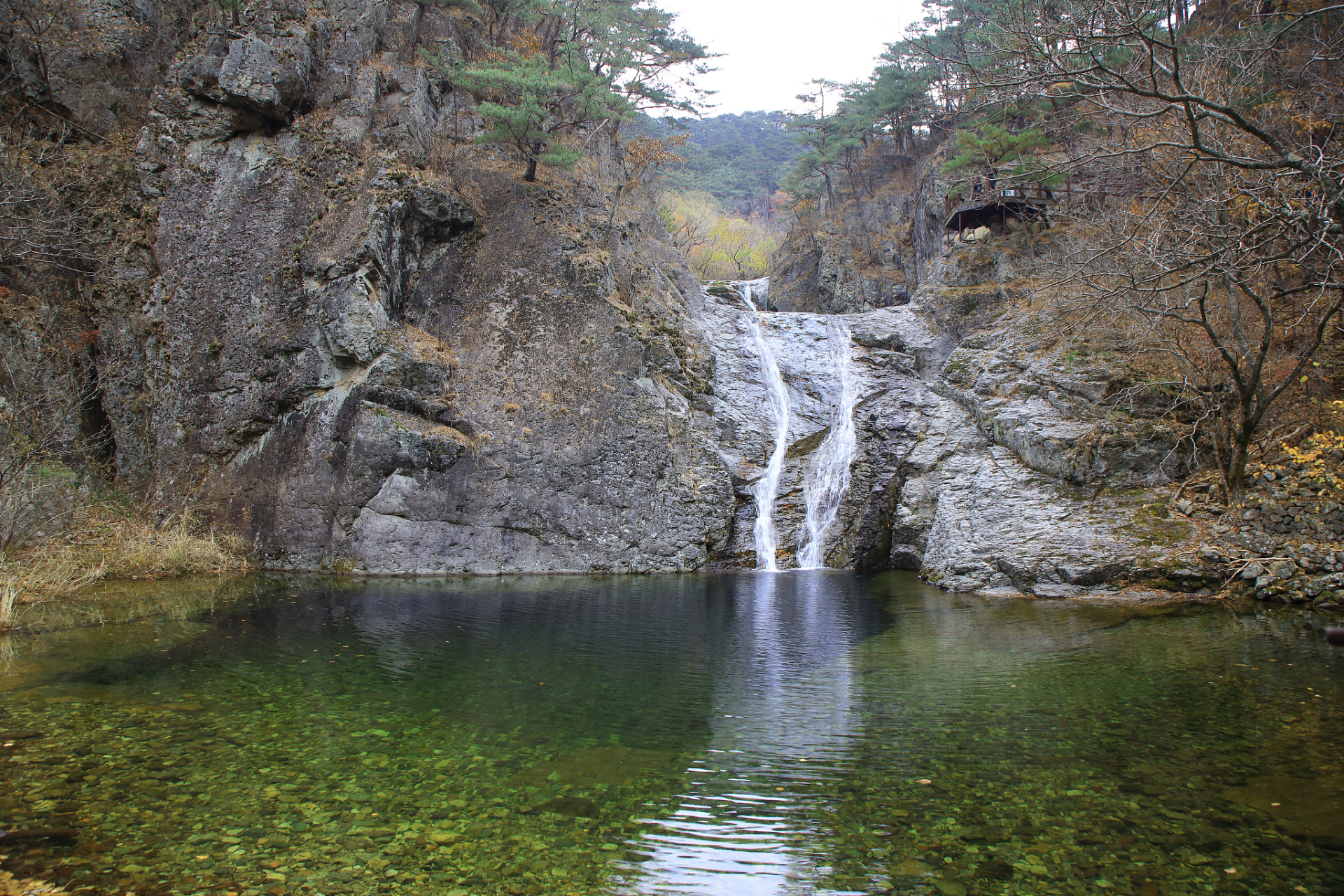 大石湖风景区拥有独特的美景:山