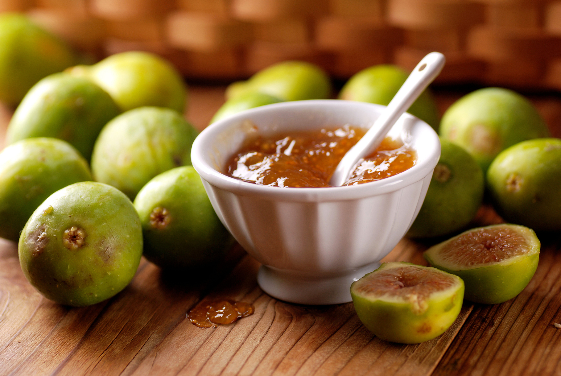 无花果白汁能祛斑吗	 无花果的白汁是不能祛斑的.不要乱用无花果的白