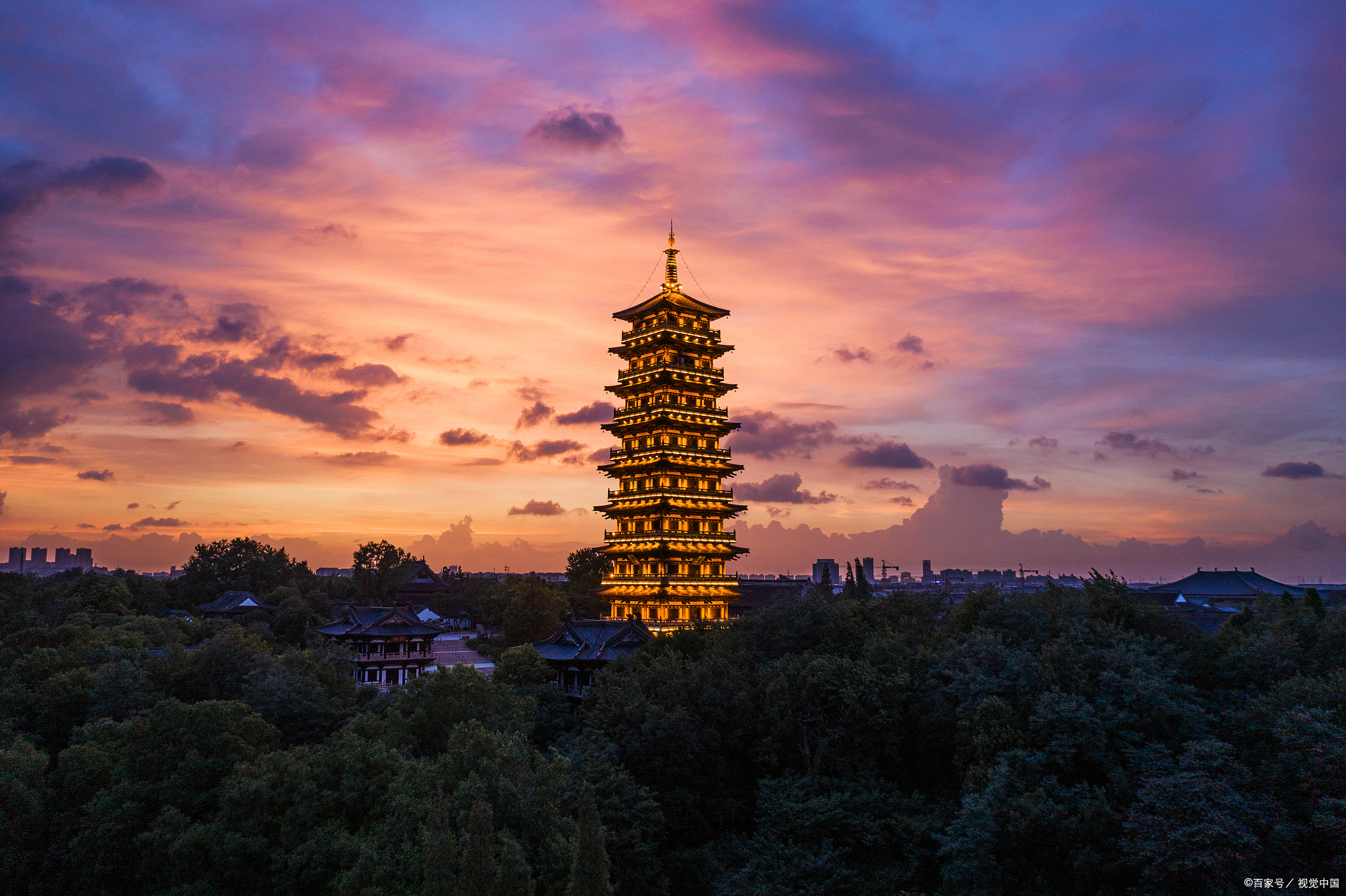 杭州一古建筑,紧邻钱塘江大桥,高约60米,共有13层,可俯瞰江景