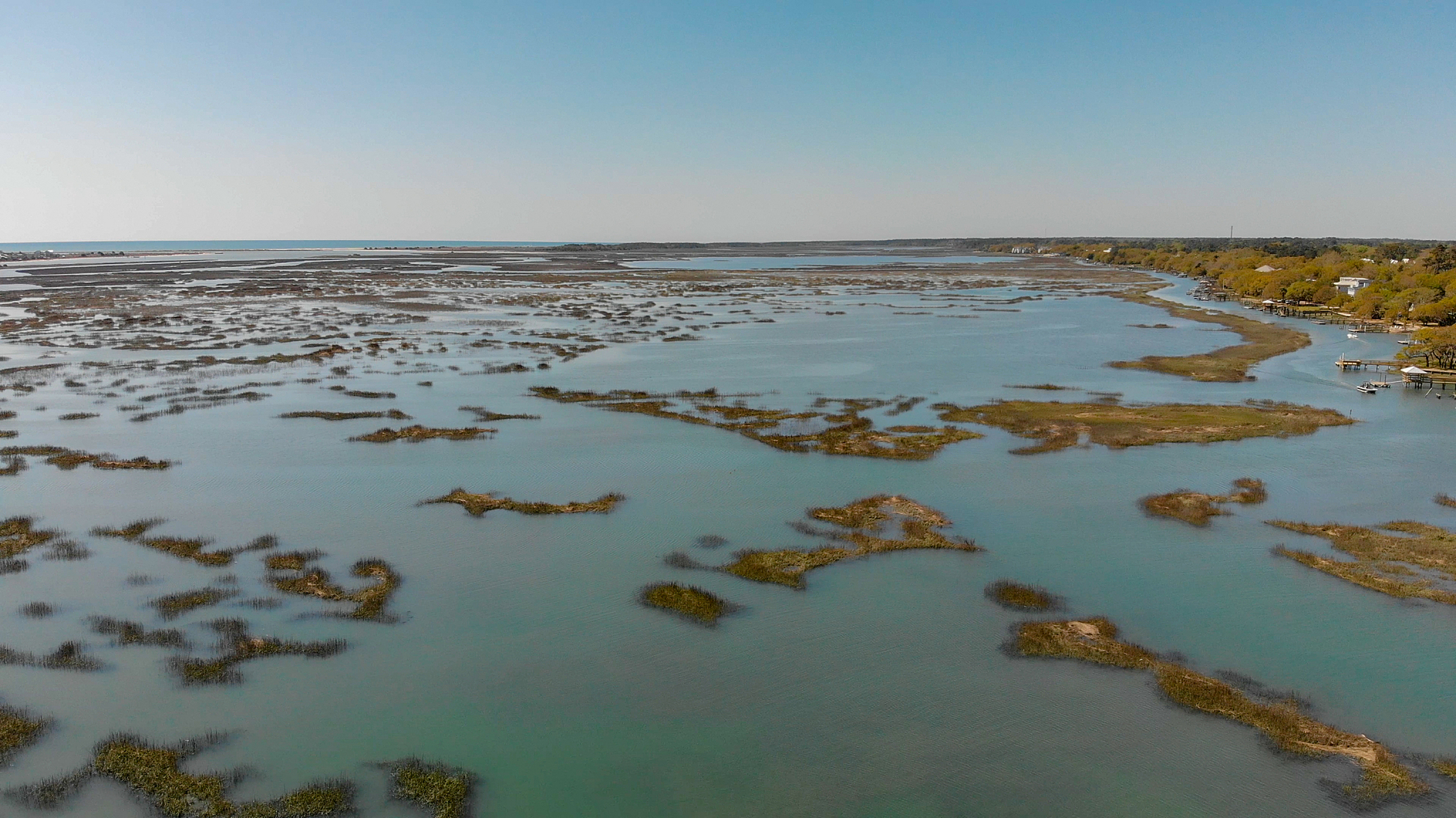 红碱淖,位于陕西省神木市西北部,是中国最大的沙漠淡水湖之一,也是