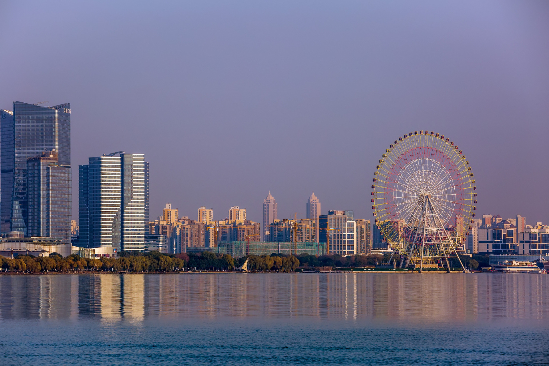 南京百家湖,位于江宁区,是第一大湖.湖心横跨一千米的白龙桥壮观独特.