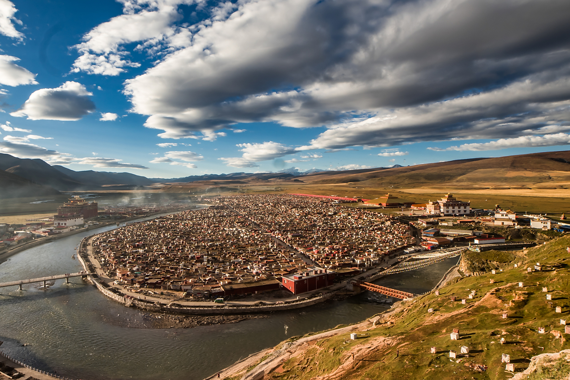 亚青寺,位于四川省甘孜藏族自治州丹巴县境内,是一座著名的藏传佛教