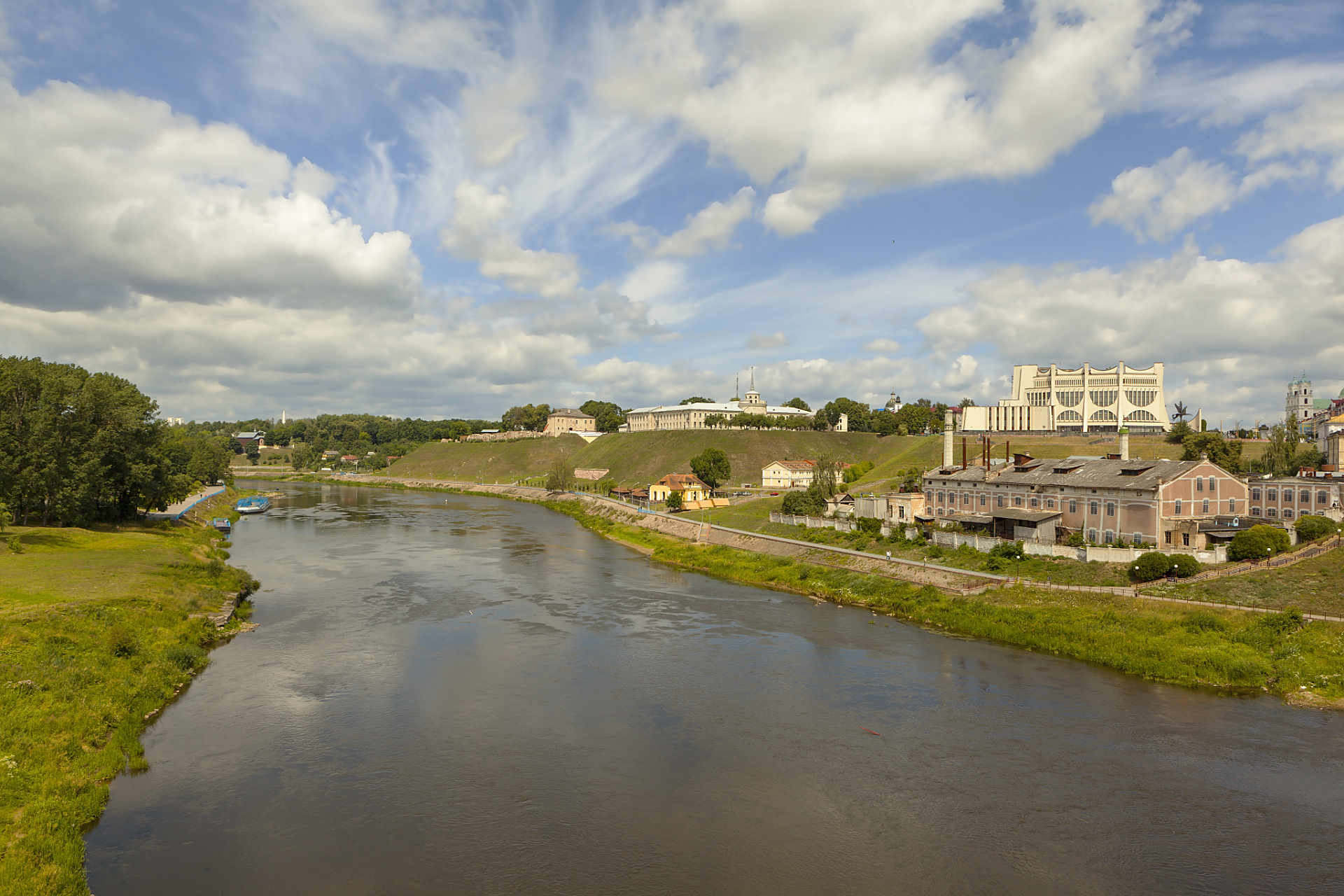 位于阿尔泰山脉之间的克兰河,宛如一条碧波荡漾的丝带,优美地穿越骆驼
