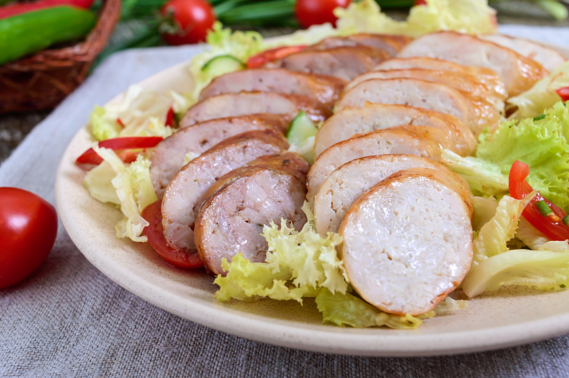 素火腿虽然也以豆腐衣为原料,但是这几种素食中最难制作的.