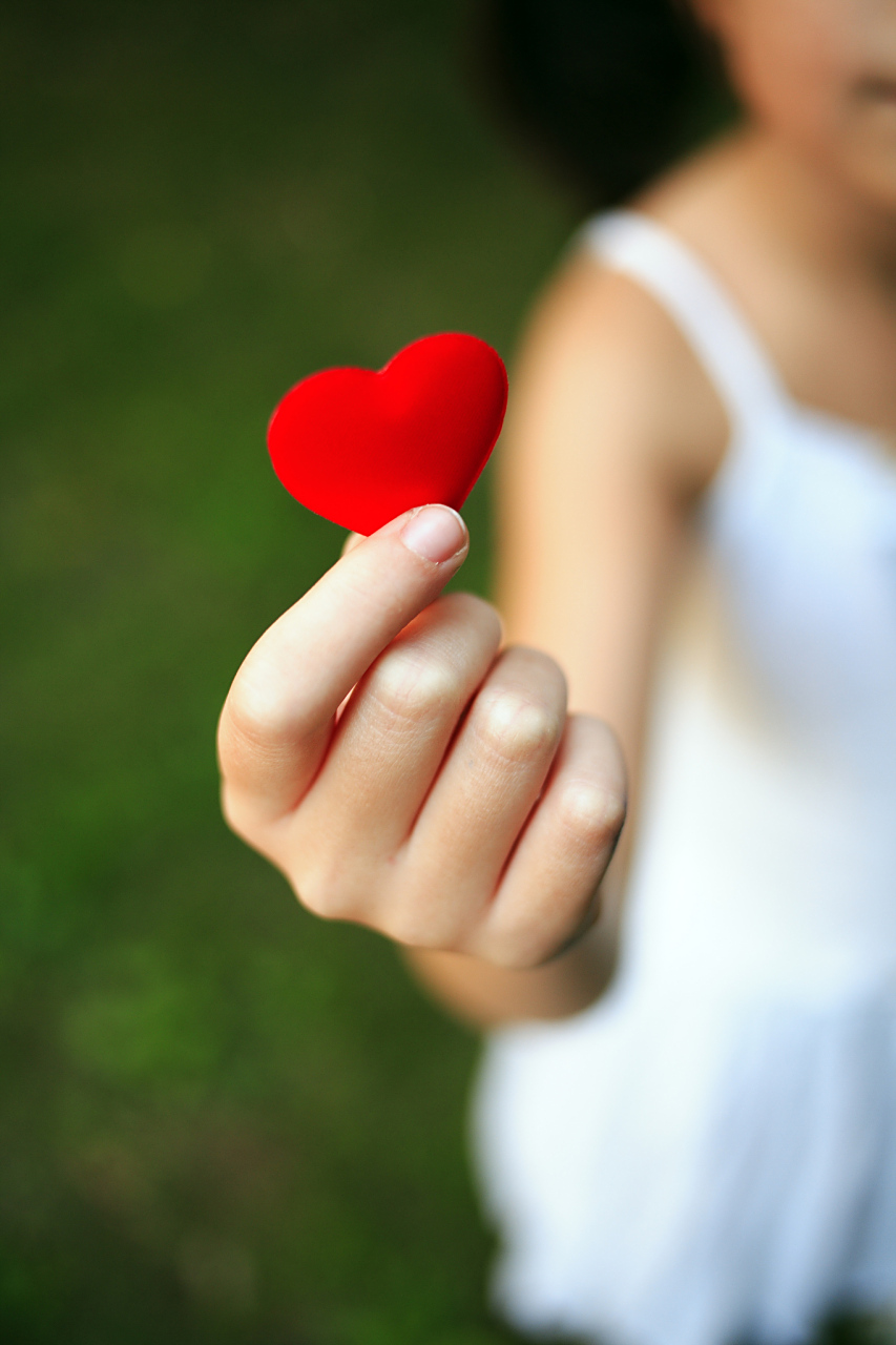 比心,许多人都会,但是,千年前的壁画上,竟然有比心的画面,确实令人