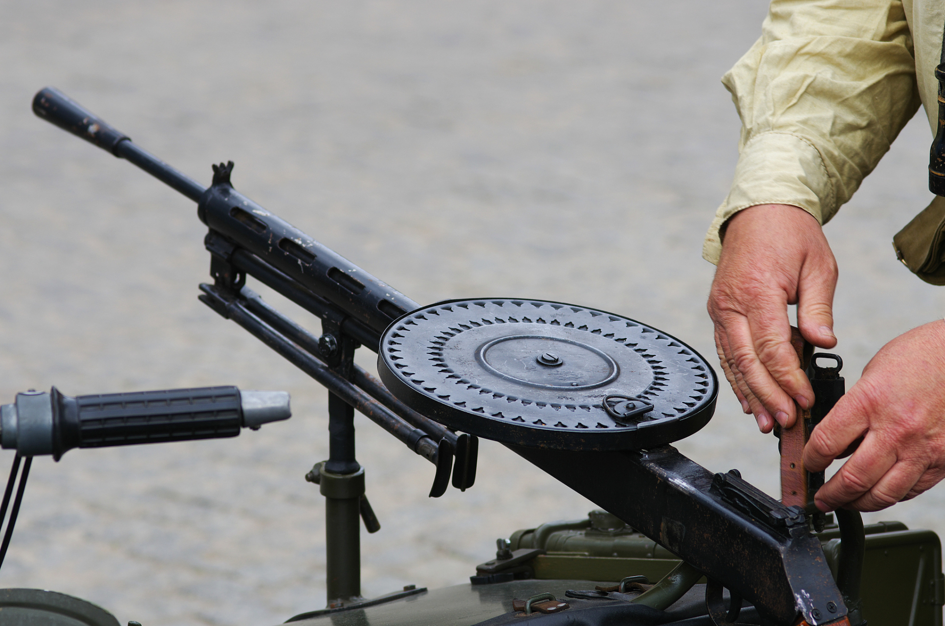 其枪托为了方便瞄准而向右弯曲,抗日时期中国军人便称其为歪把子机枪