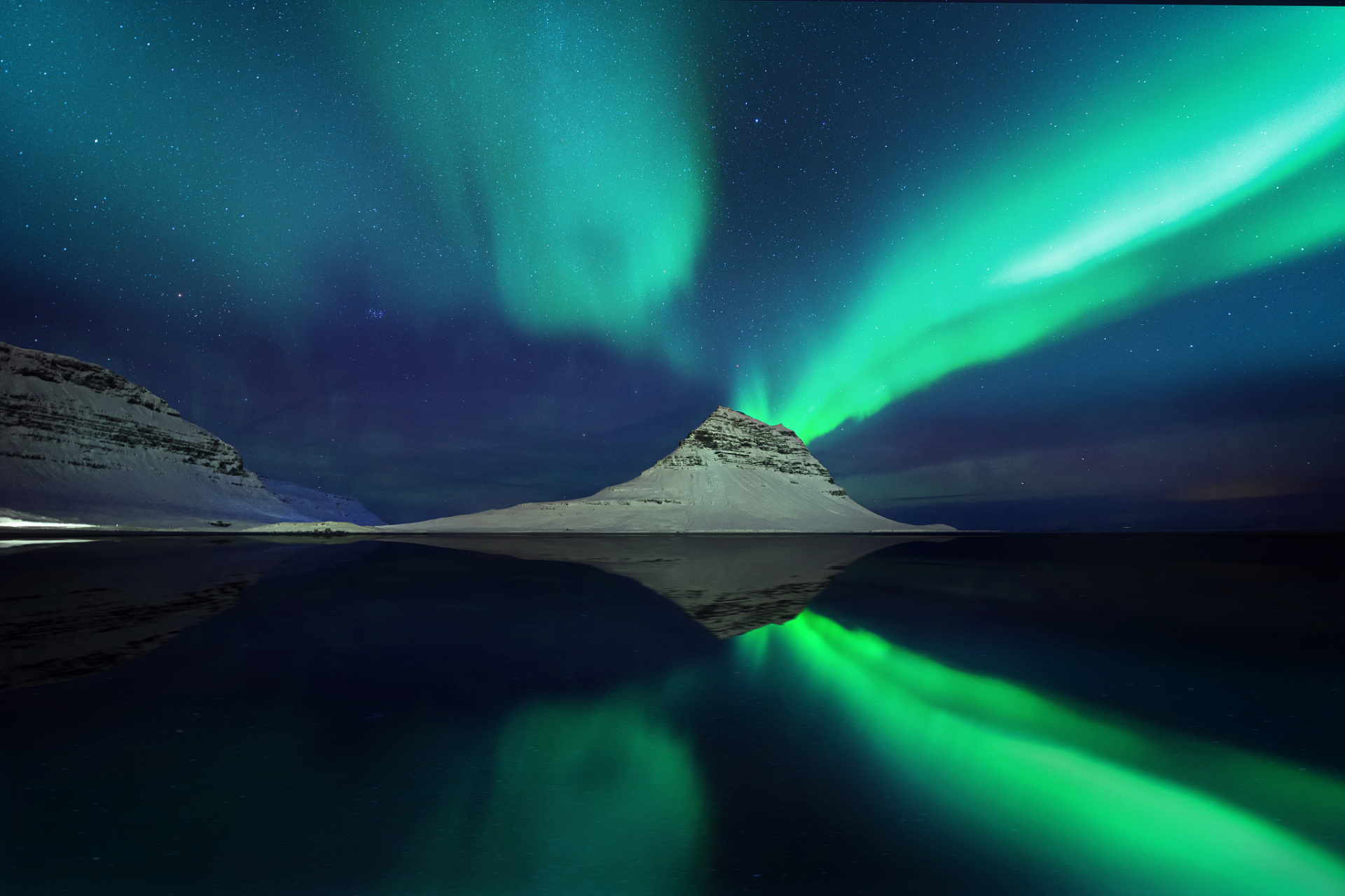 北极光是由地球大气层中各种气体粒子碰撞而产生的,挪威北部是体验