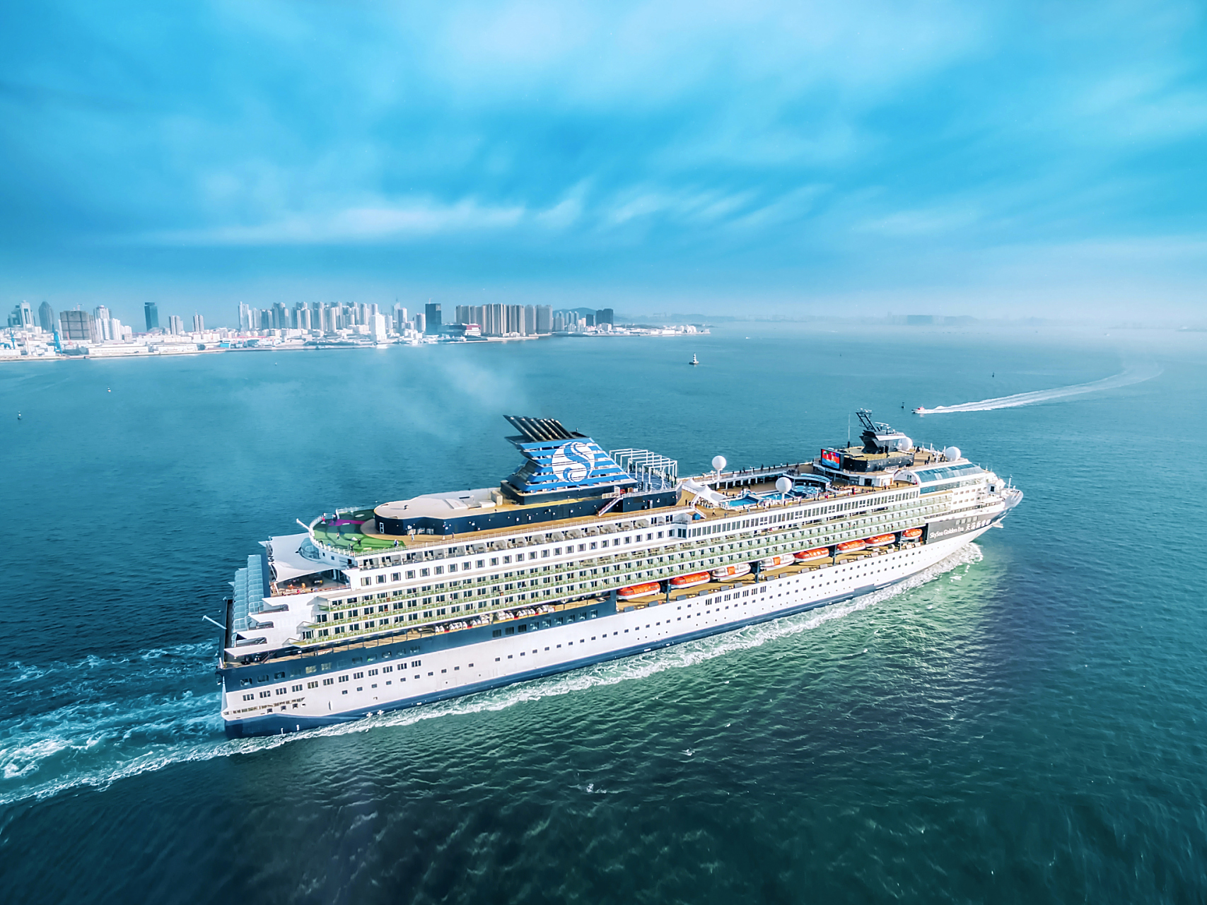 顺利靠泊在上海码头,标志着中国邮轮产业取得了重要的里程碑