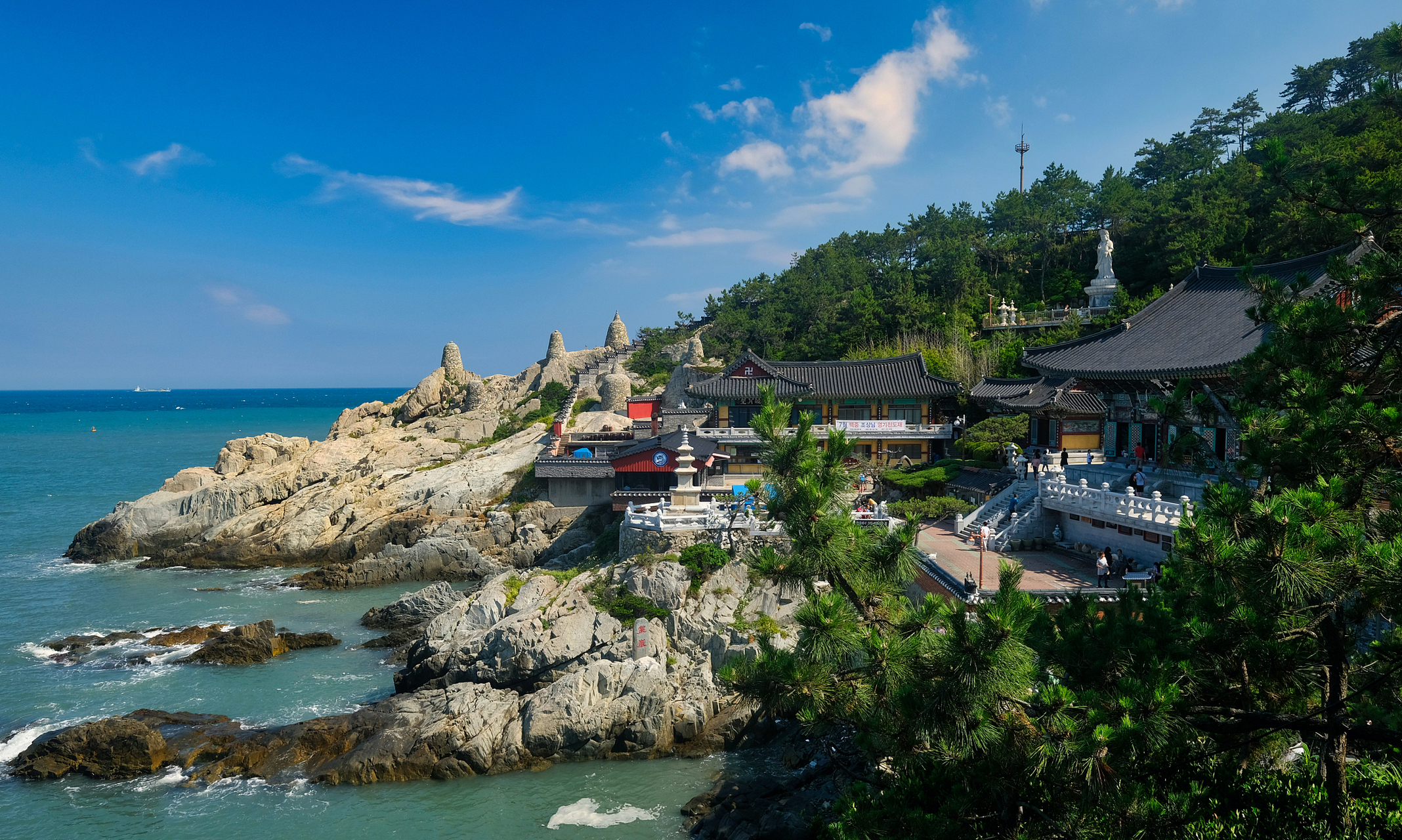 浙江普陀山是国家重点风景名胜区,位于钱塘江口,舟山群岛东南部海域