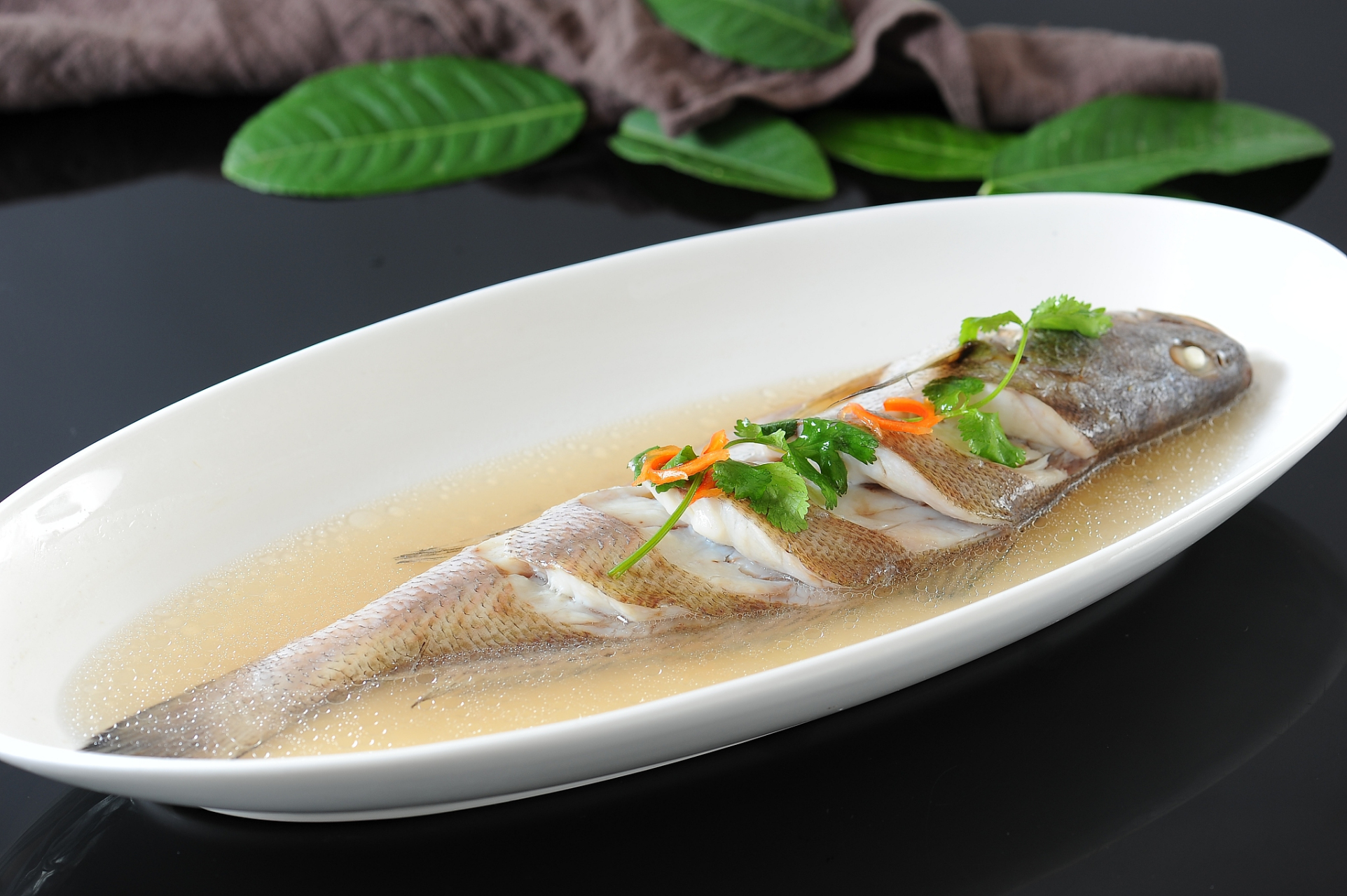 清蒸白鱼是吉林长春的特色美食之一,选用松花江特有白鱼,烹饪简单但