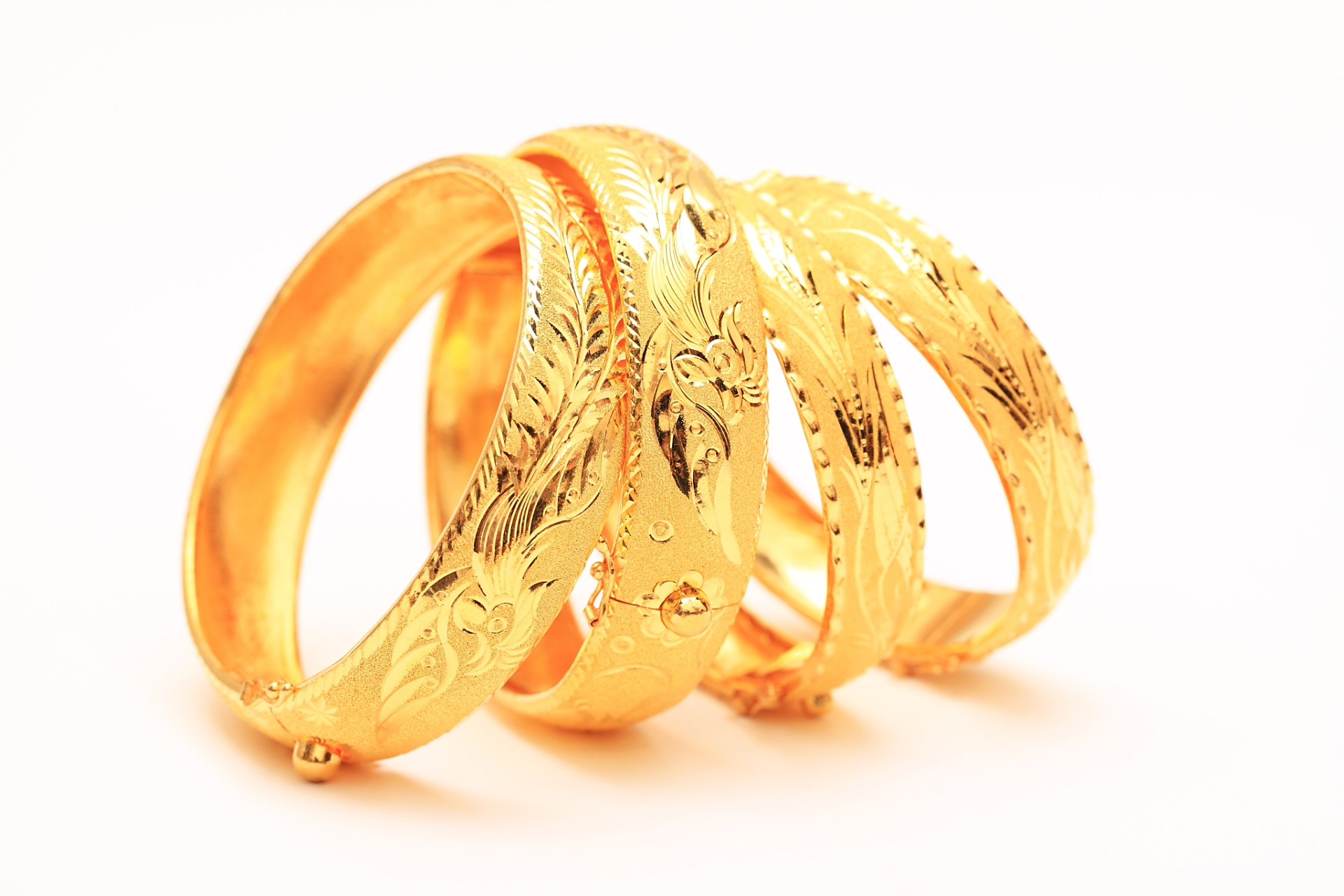 网购999足金戒指到手纯度仅为14k热议引关注 近日,一起关于网购金饰品