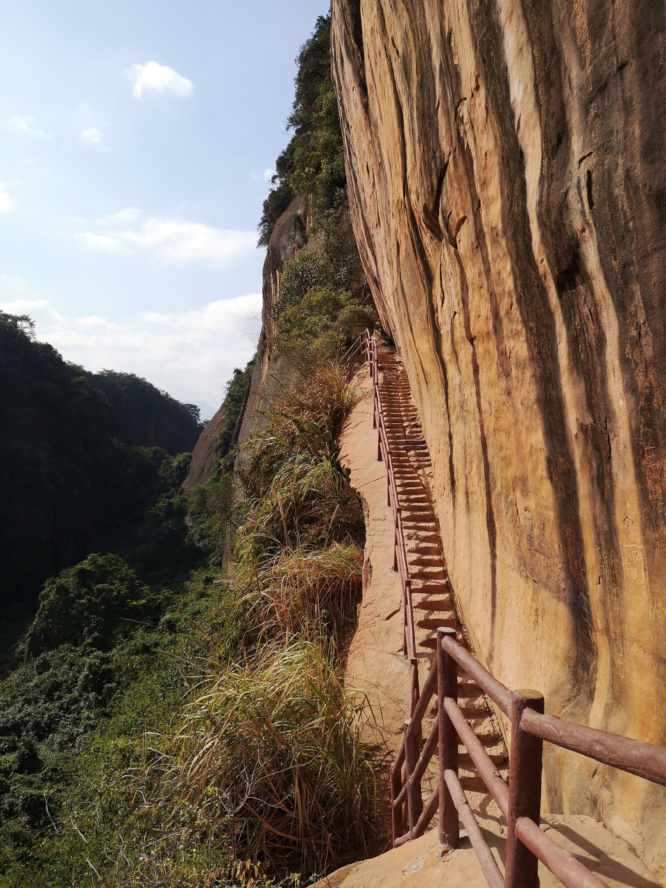 丹东天华山,以峰奇,峡险,涧幽,水秀而著称.