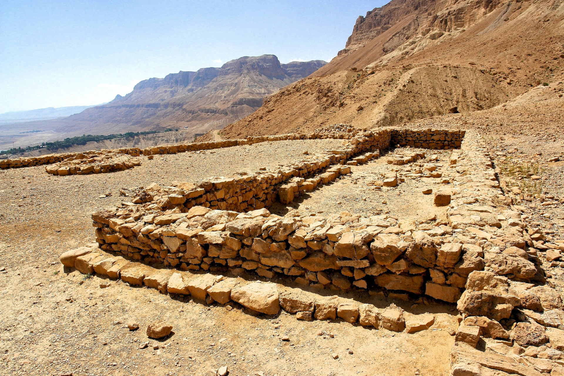 新疆塔克拉玛干沙漠腹地的尼雅遗址,曾出土了一块汉代织锦护臂,上面写