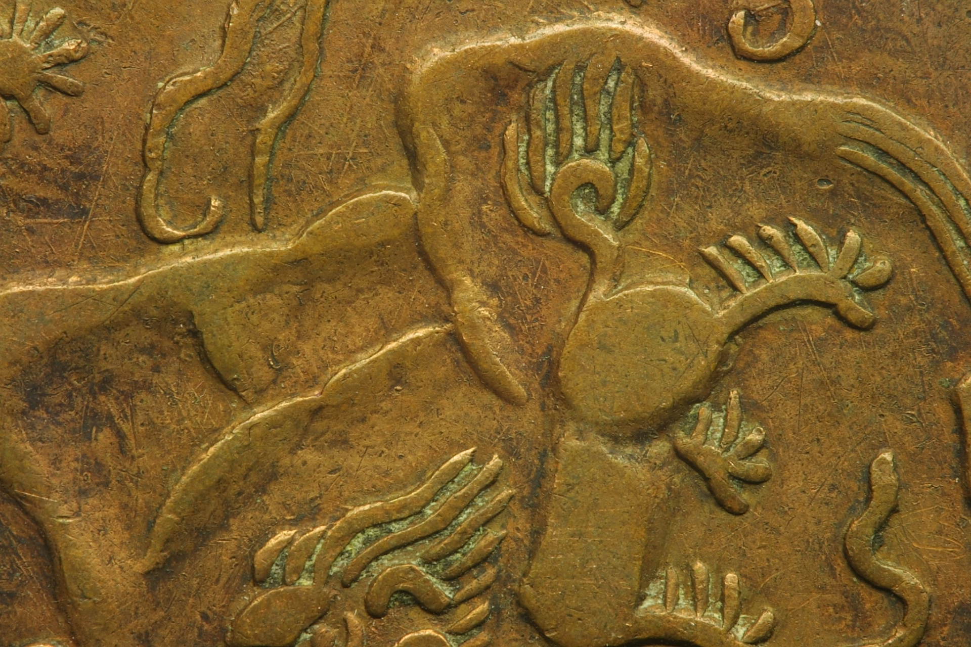 广东南越文王墓出土的铜印花凸版,被认为是目前已知世界上最早的织物