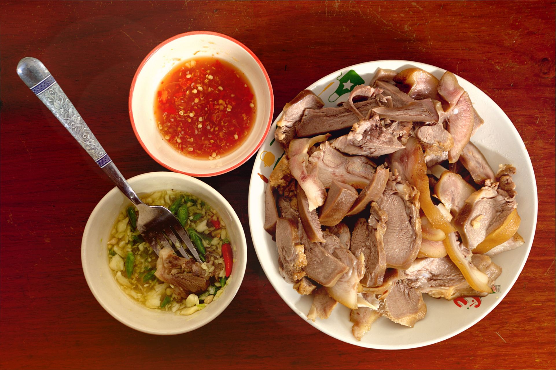 大名特产羊肉卤馓是河北省大名县的一道传统美食,其制作历史悠久,始于