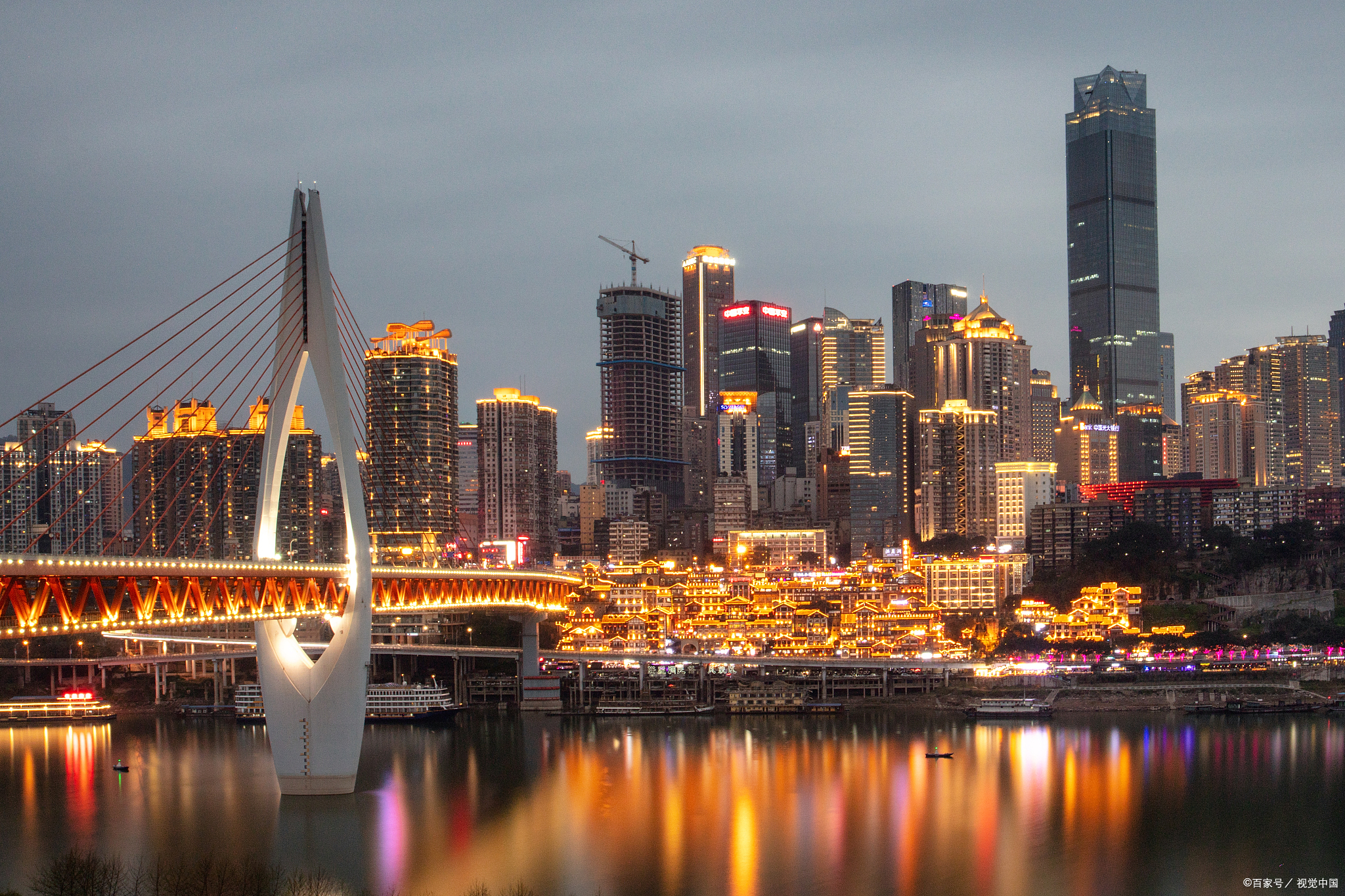 夜幕降临,华灯初上,重庆洪崖洞逐渐展现出它独特的魅力.
