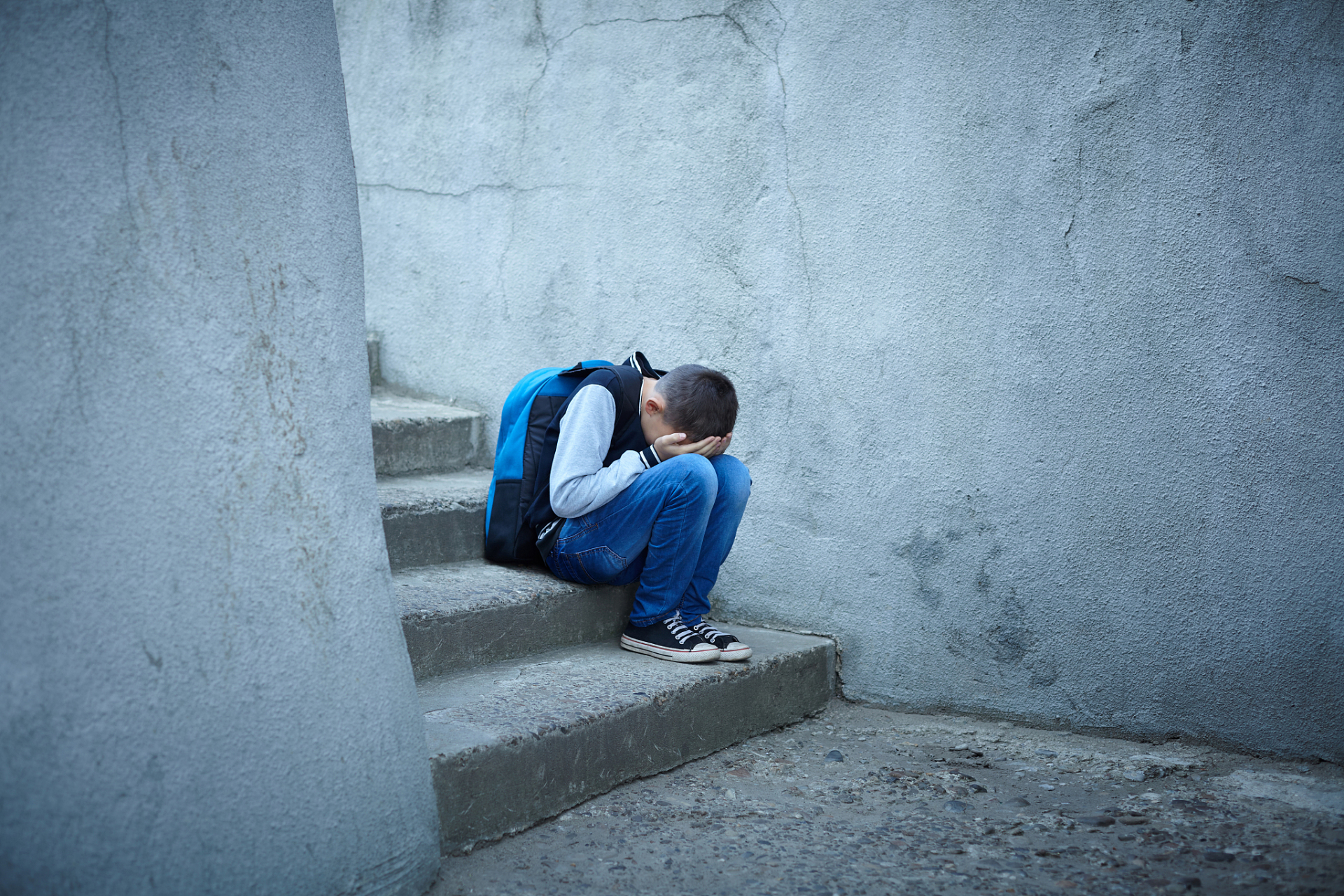 青少年抑郁症是一种常见的心理障碍,其症状和迹象多种多样,对青少年的