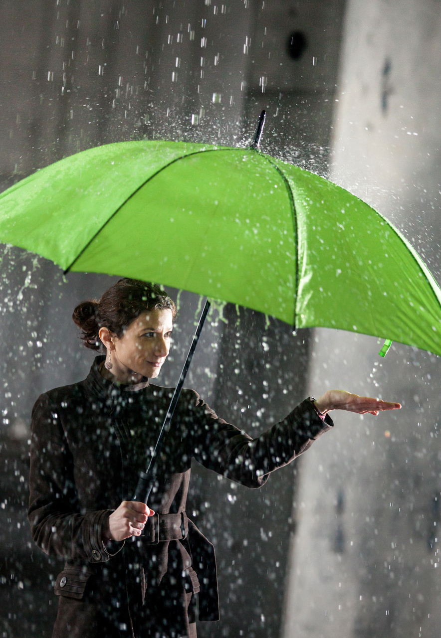 站在雨中的图片 淋雨图片