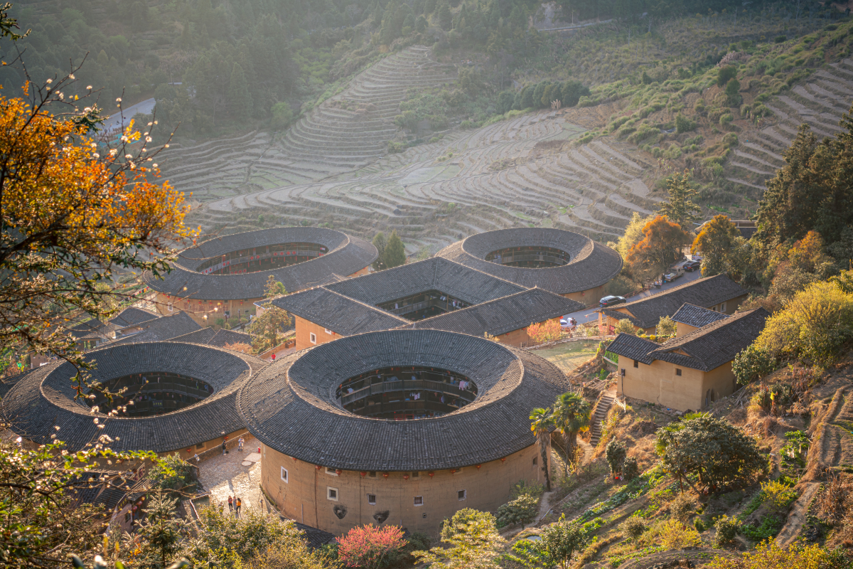 南靖土楼,一座被誉为"神话般的山区建筑"的奇特景观,位于福建漳州市的