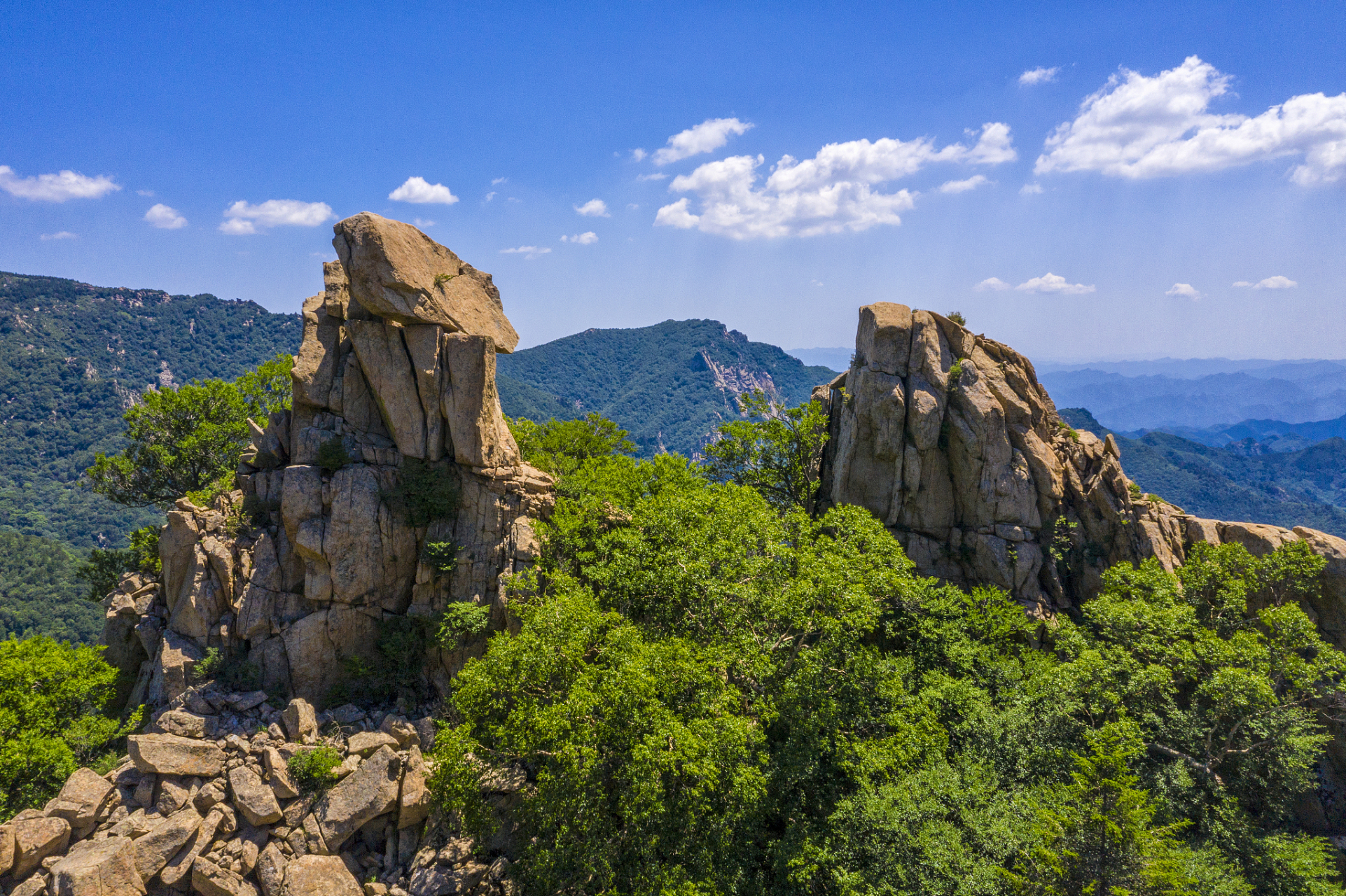 森林覆盖率高达93%,主峰海拔为2118米,为燕山山脉高峰之一(燕山最高峰