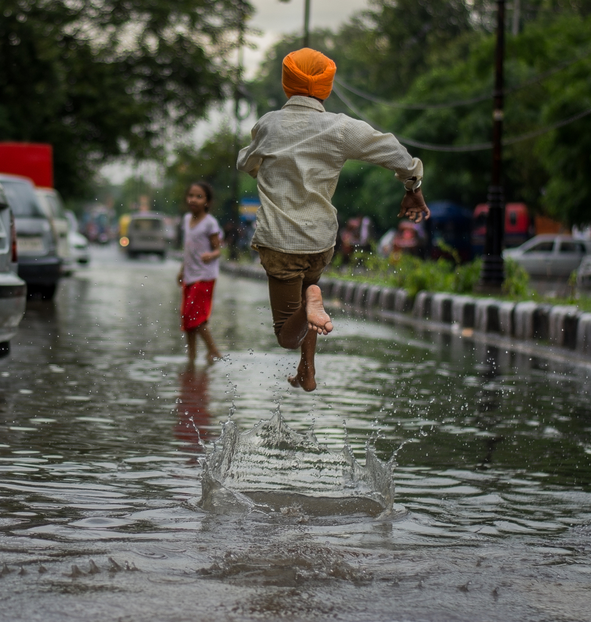 生如野草,不屈不挠,没有伞的孩子努力奔跑!