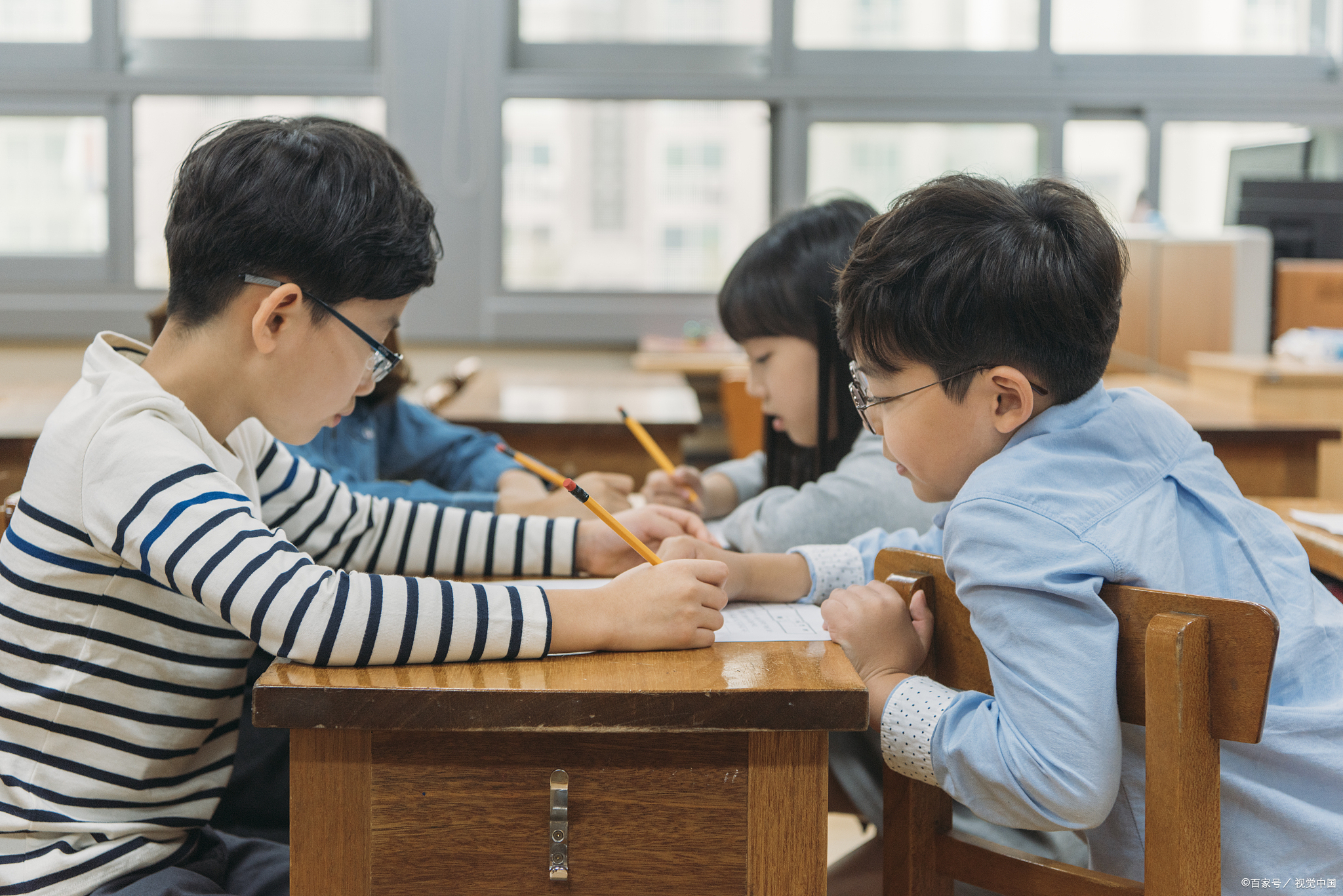 用图表谎 学习图片孩子与学校学生学习小学生学习孩子一起学习的