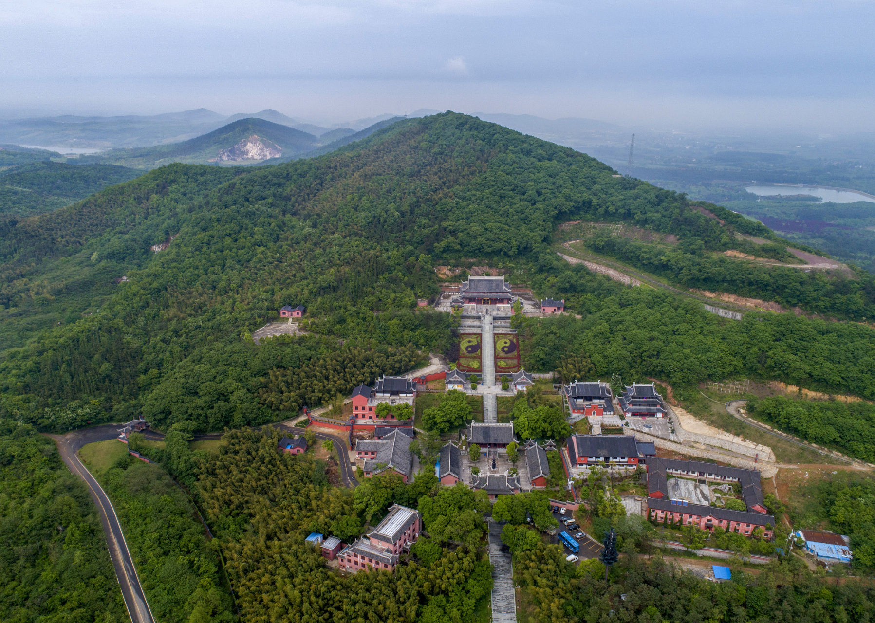领略道教文化与自然风光的奇妙交融  茅山,位于江苏省常州市金坛区和