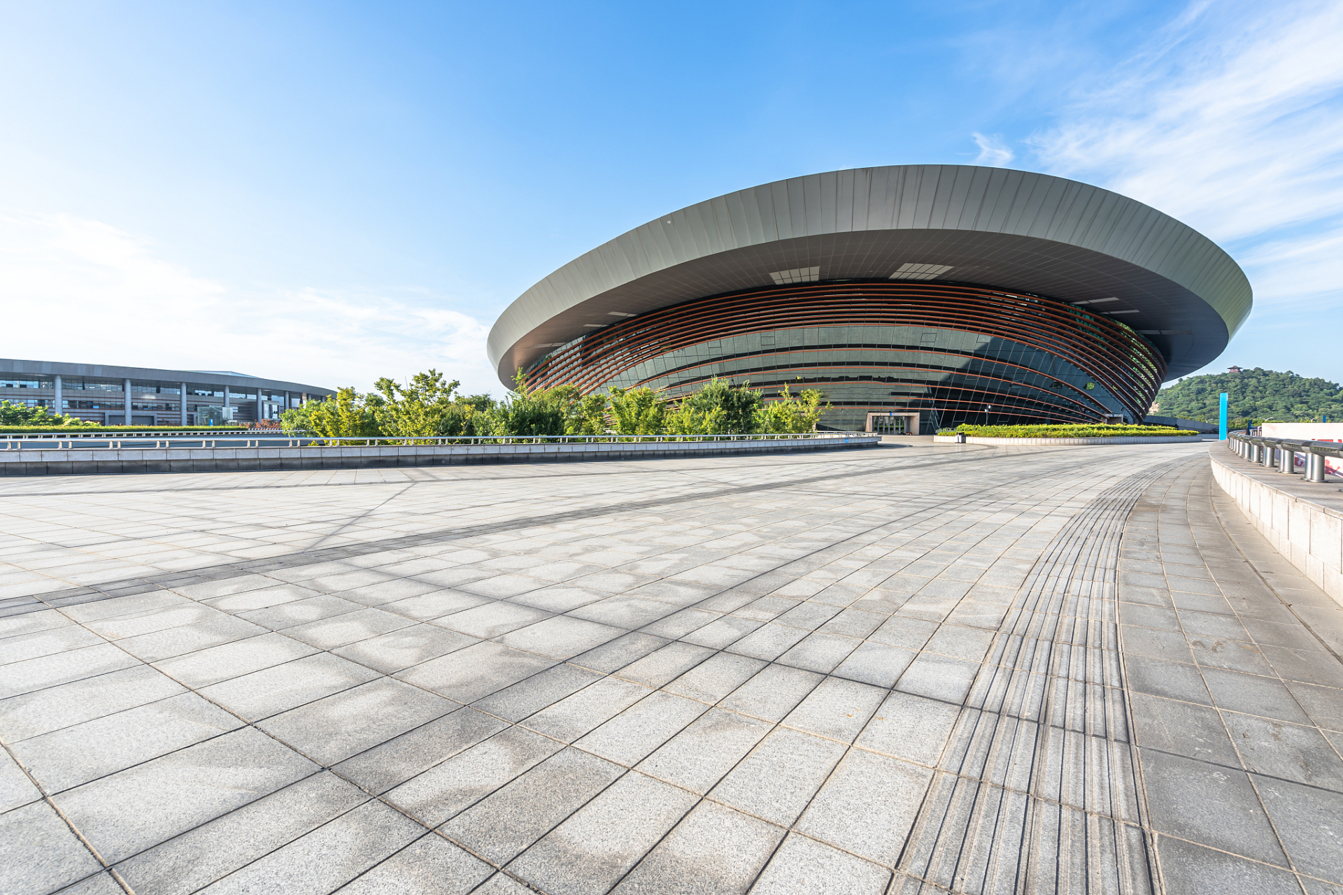 泉州海峡体育馆屋顶被台风掀翻# 7月28日,今年第5号台风"杜苏芮"在