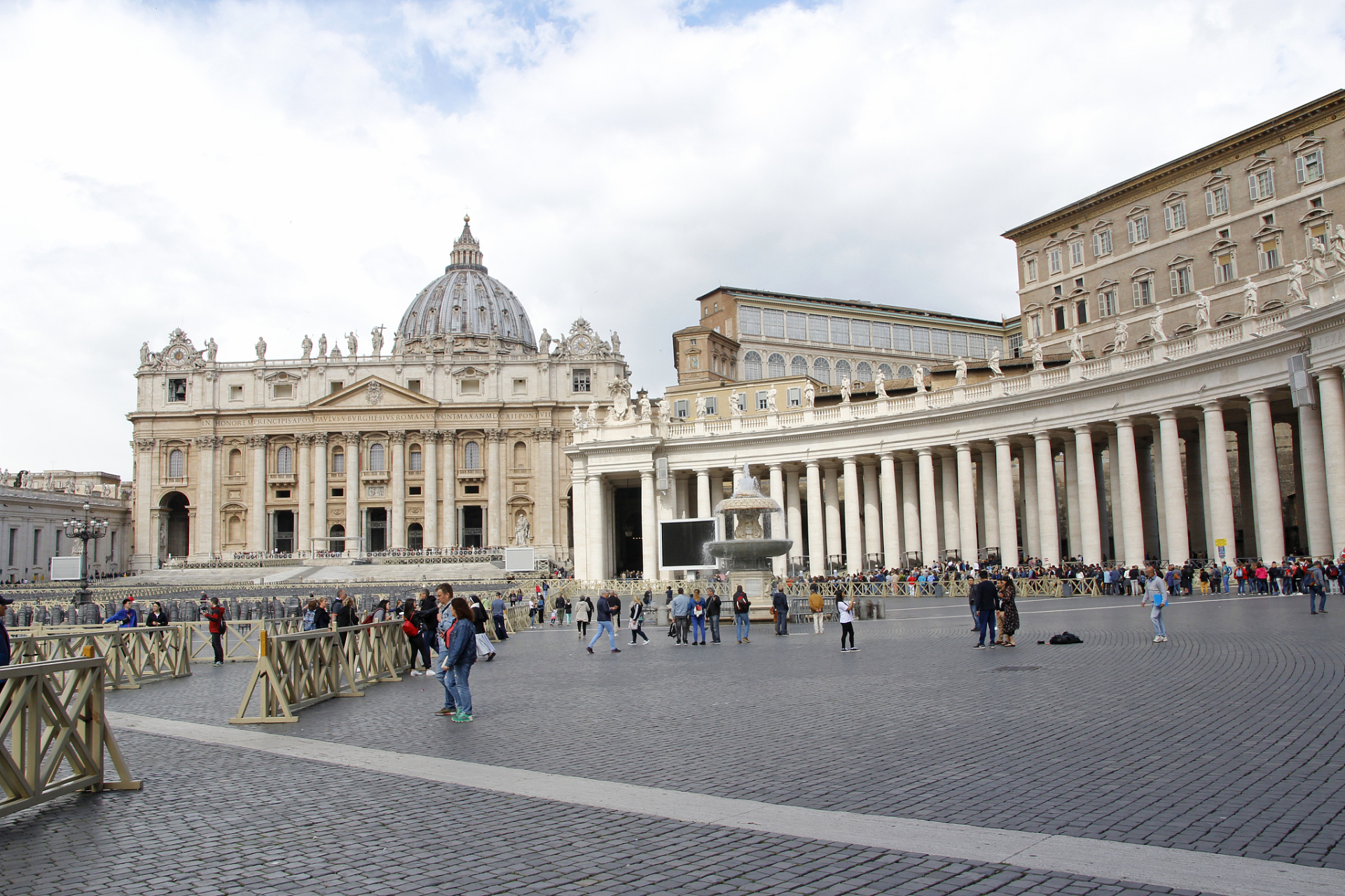 梵蒂冈,全名圣座城国,是一个位于意大利罗马市内的小国家,是天主教的