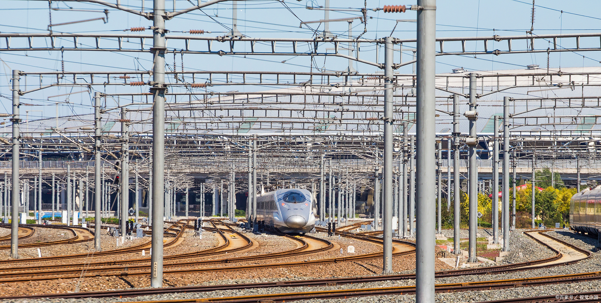 北京铁路枢纽是中国最大铁路枢纽,连接京广,京沪,京九等干线,辐射全国