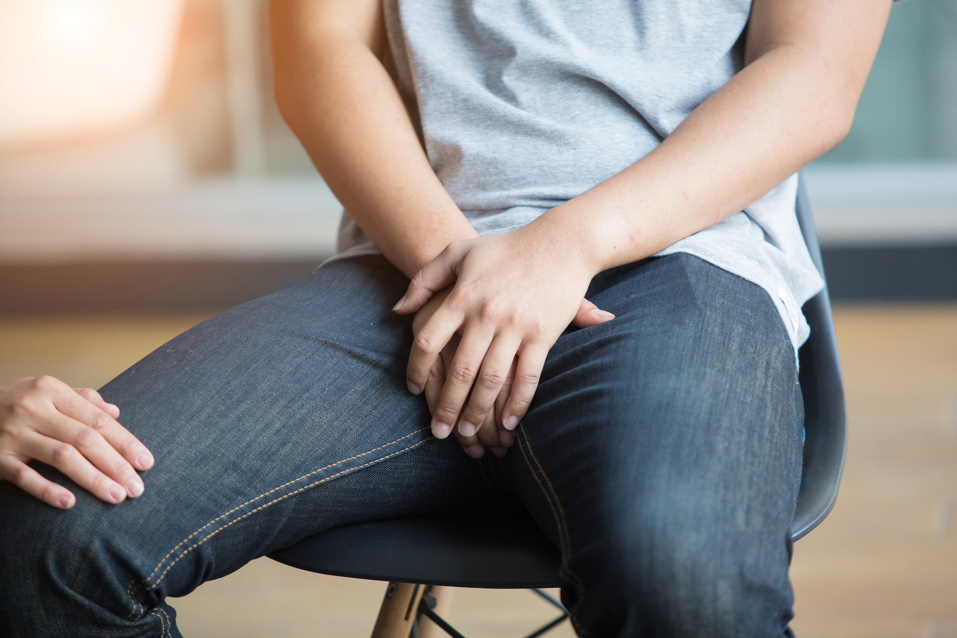 王先生抱怨说,近几个月来,他的臀部到大腿后侧经常