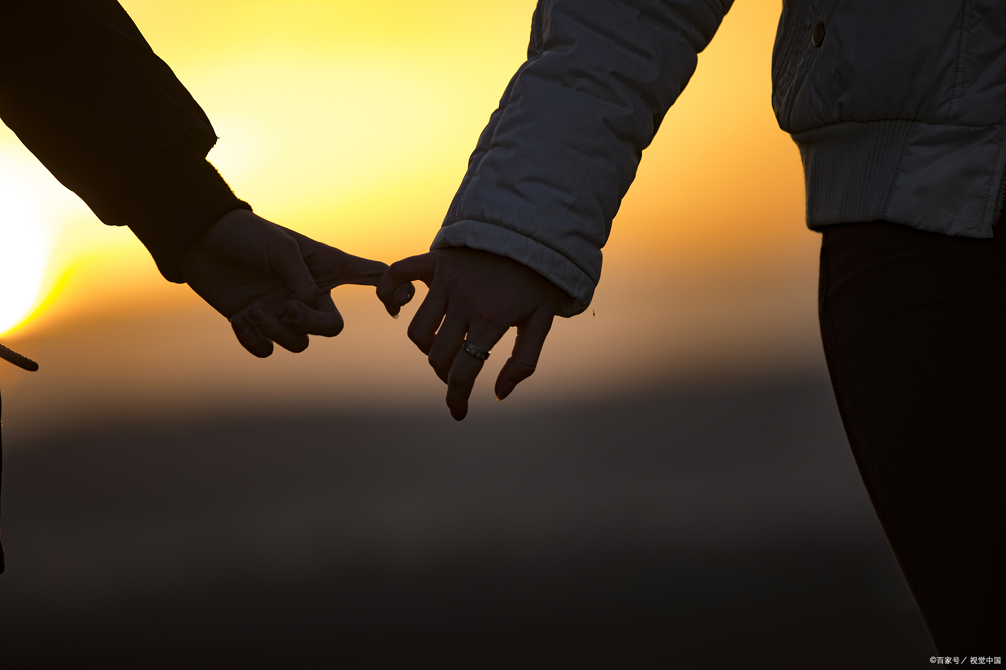 小芳是一个普通的女孩,她和小明是大学时的恋人