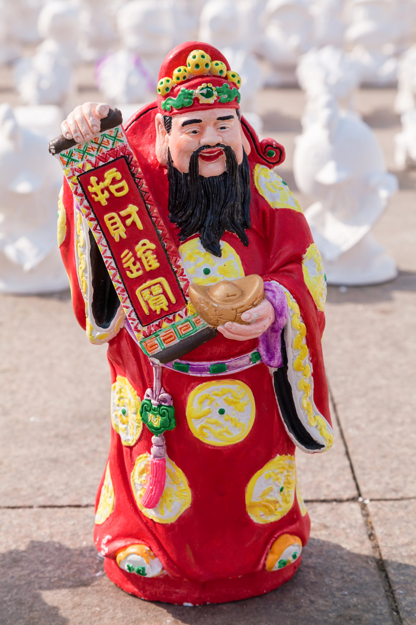 春节祝福语: 正月初五迎财神,财运与你不离分;财神赐你金元宝,金玉