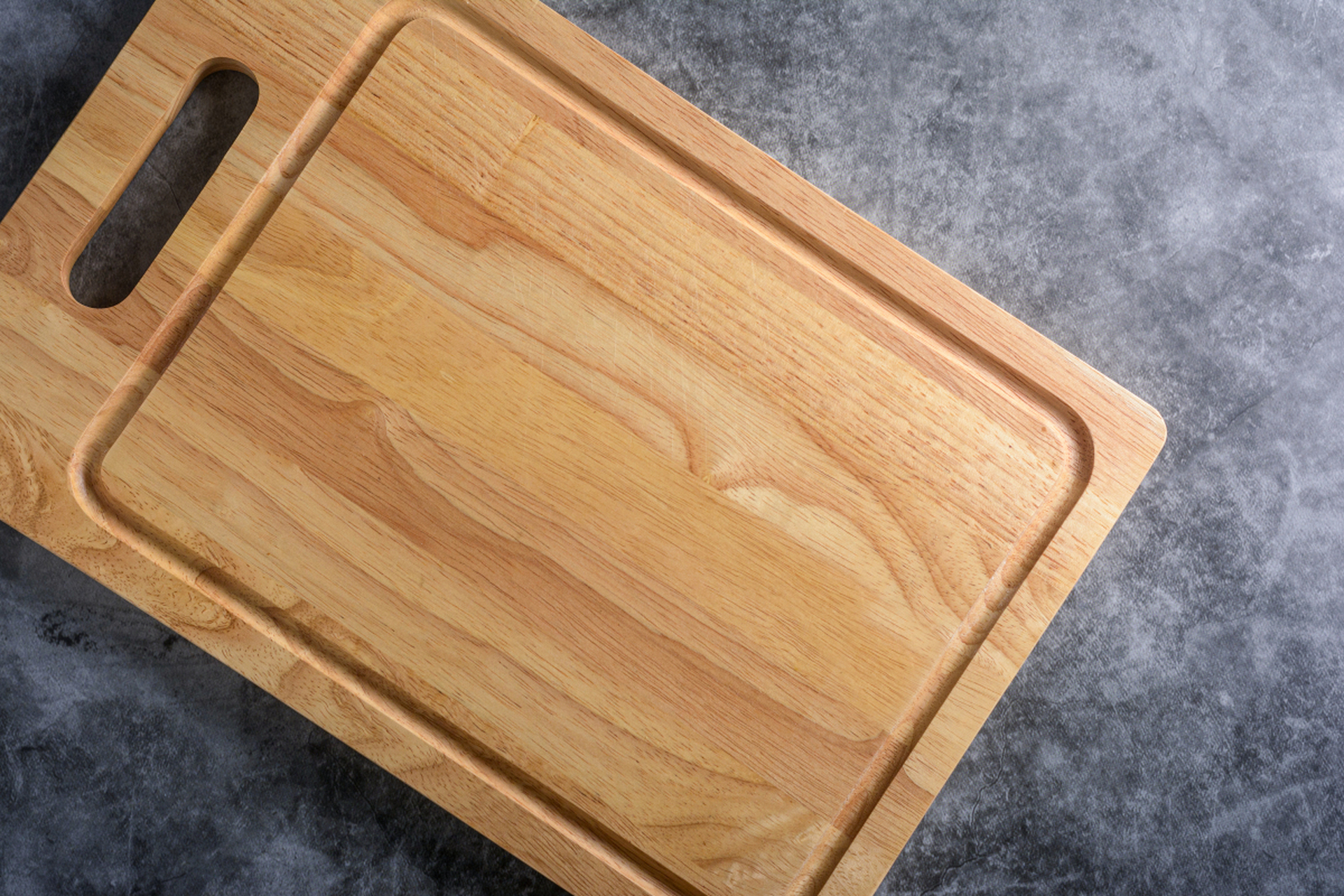 但选哪个?需求和预算说了算~[原文:黑金檀木和乌檀木菜板哪个.