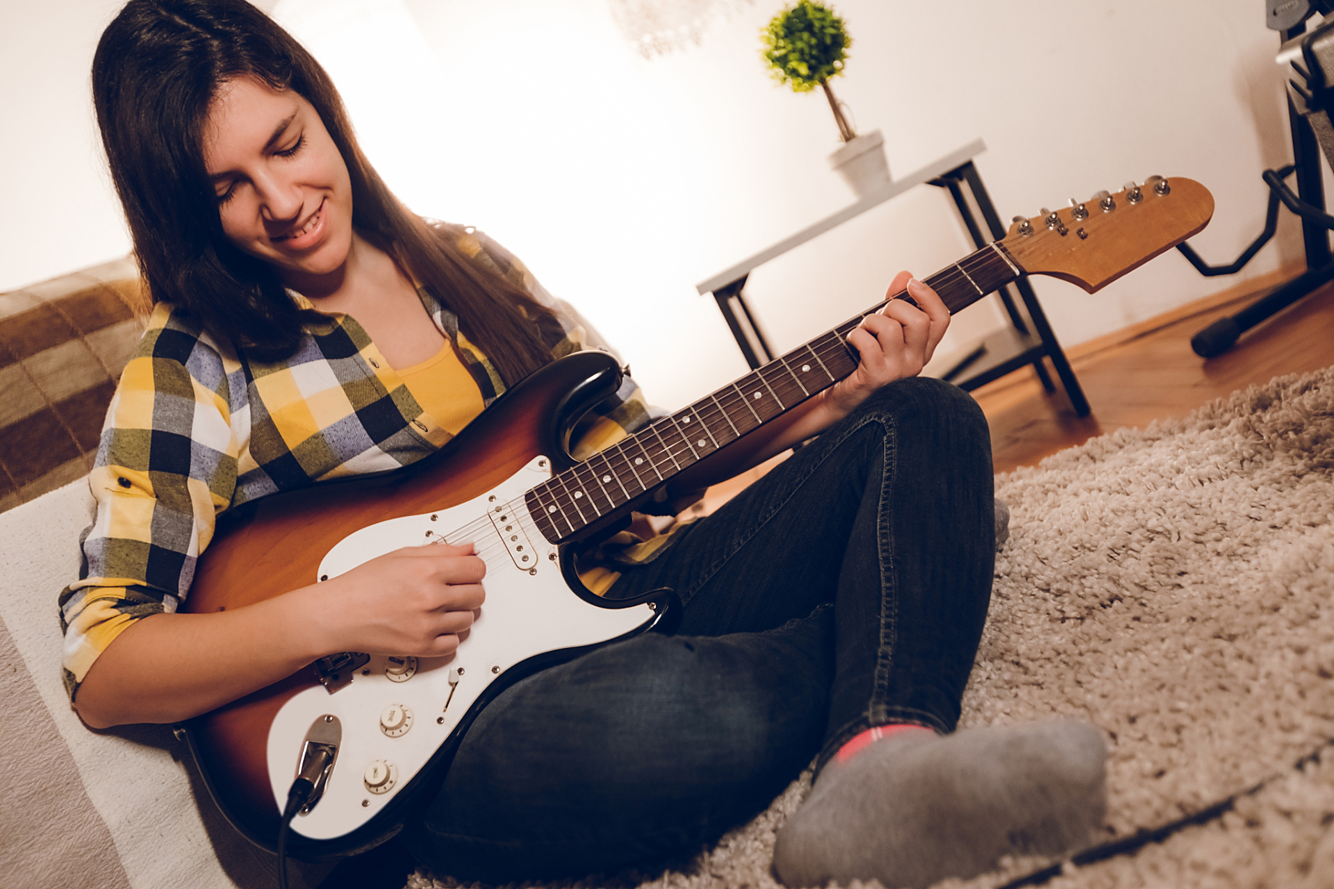 如何正确拿吉他 拿吉他的正确姿势对于演奏的舒适性和技术发展非常