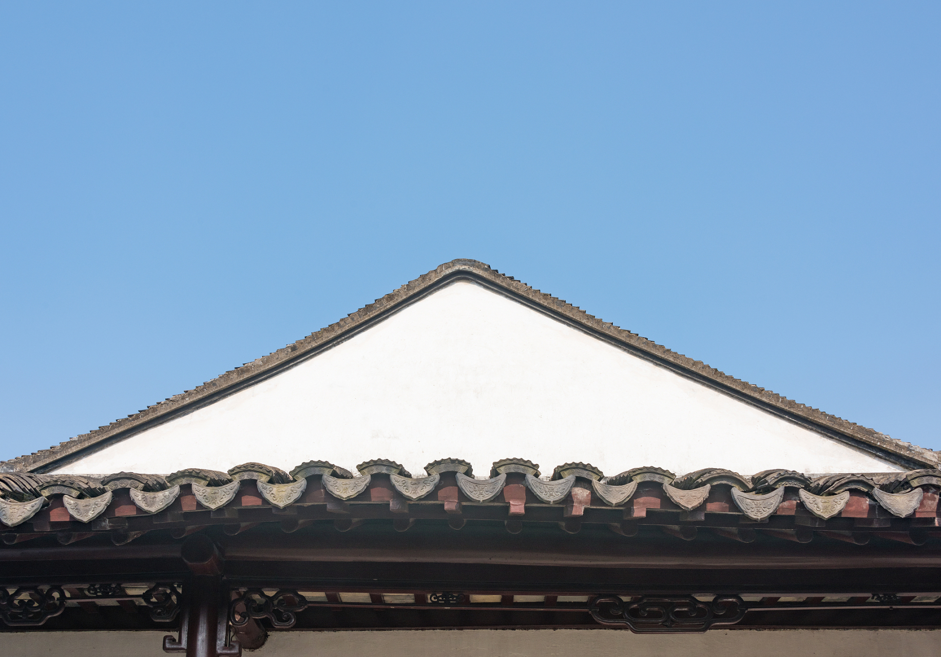 江南古镇,房檐低垂. 斜阳照在青瓦上,微风拂过,带来簌簌落叶的声音.