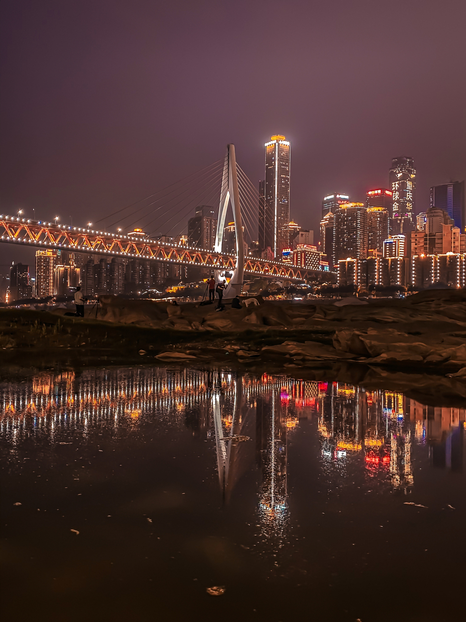 重庆秋天的夜景观赏之旅 重庆作为山城,拥有灯火辉煌的夜景,秋天是