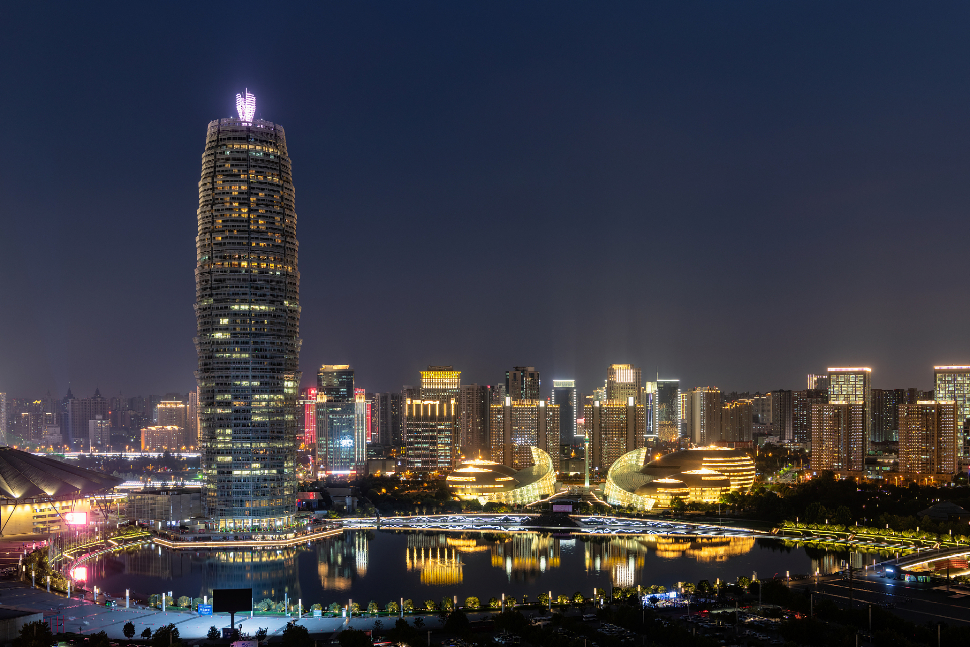 从灯光璀璨的商业区到宁静的河畔公园,郑州的夜晚充满了令人惊喜的好