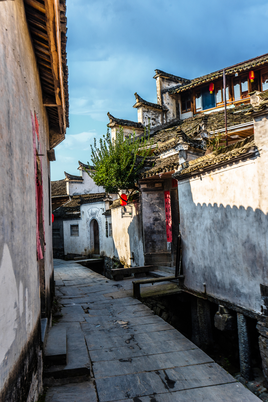 瑶里古镇,位于江西省景德镇市浮梁县东部,素有"瓷之源,茶之乡,林之海"