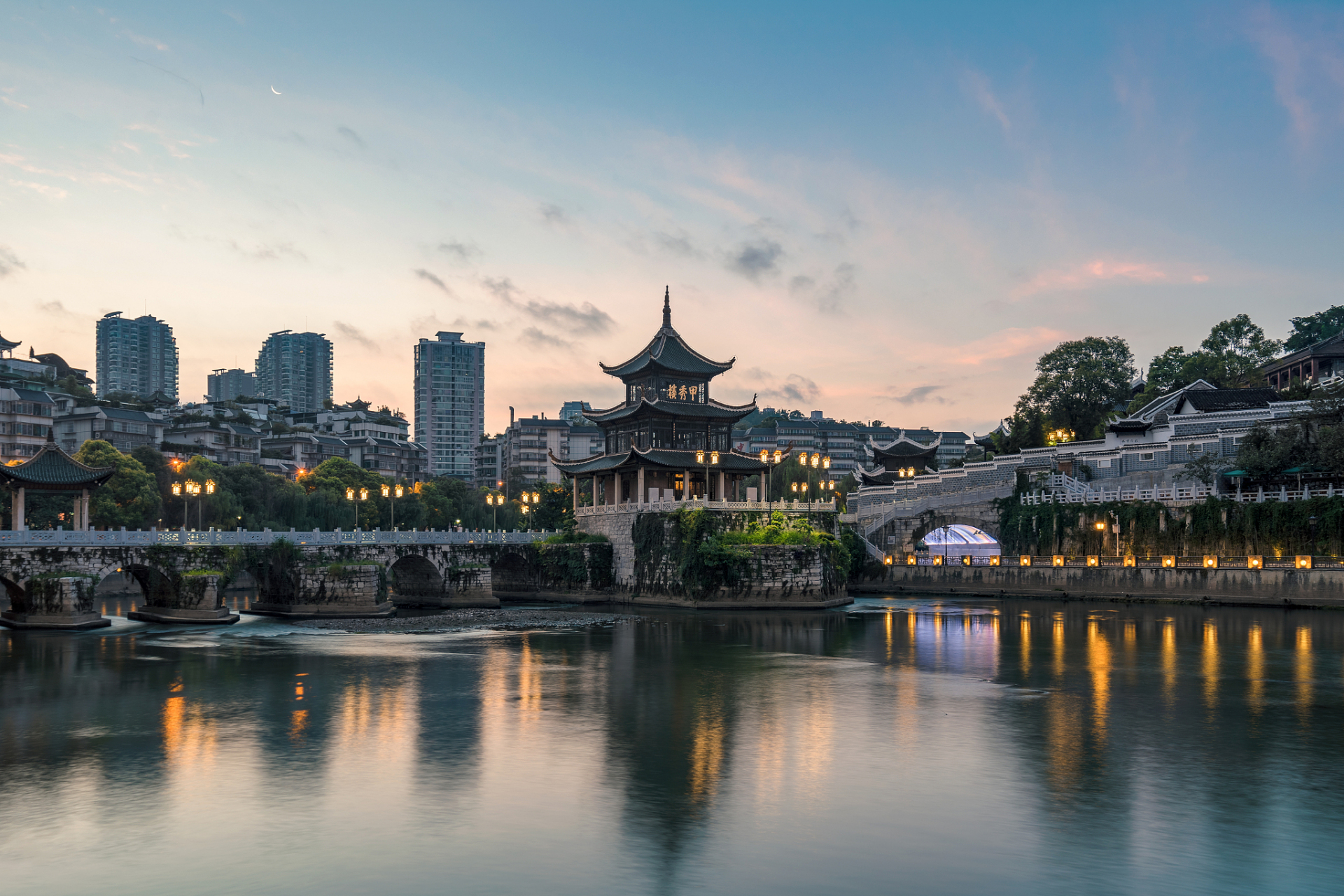 在春天这个充满生机和活力的季节里,贞丰古城却保持着它独有的宁静和