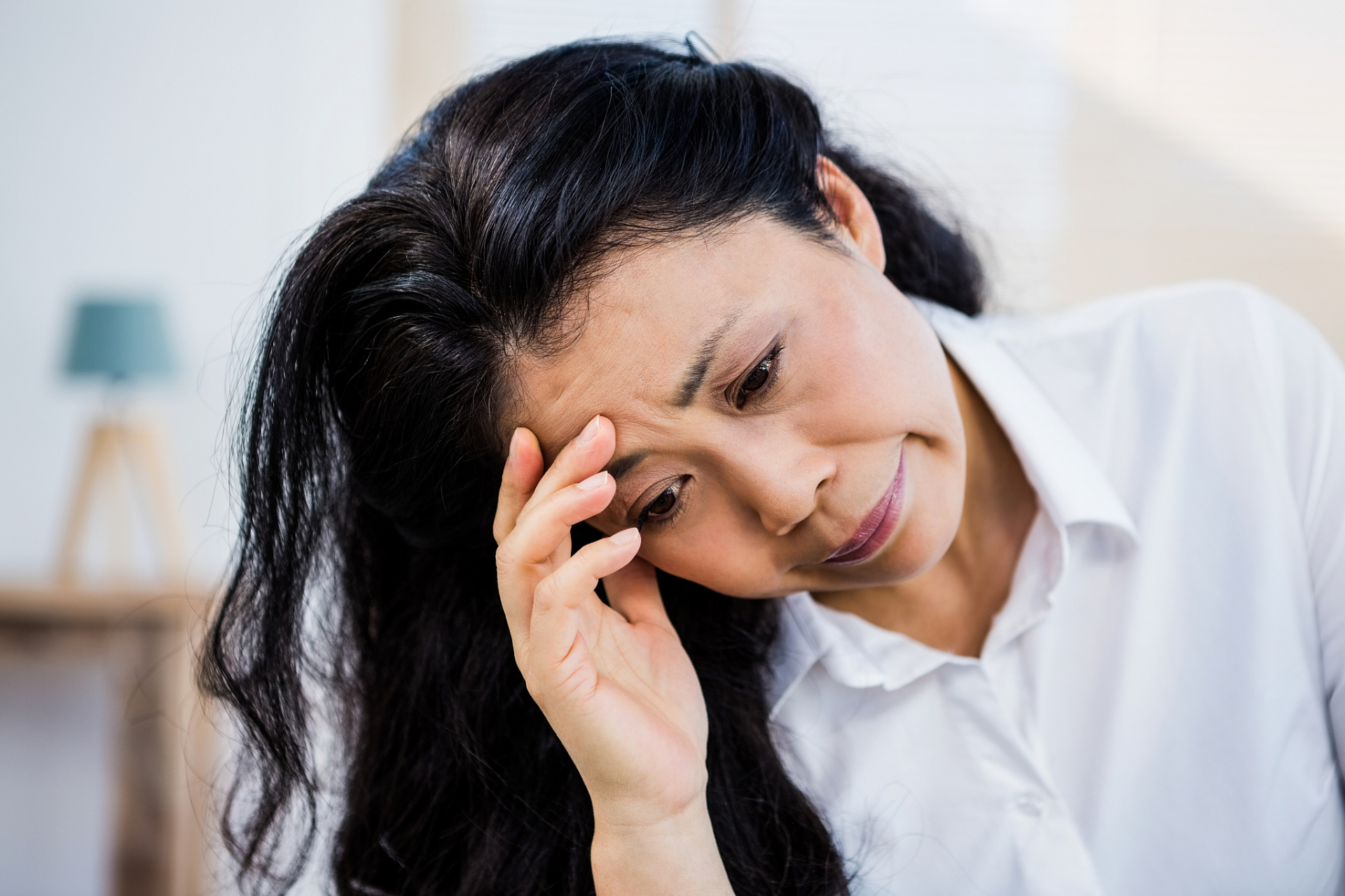 女人心情压抑的图片图片