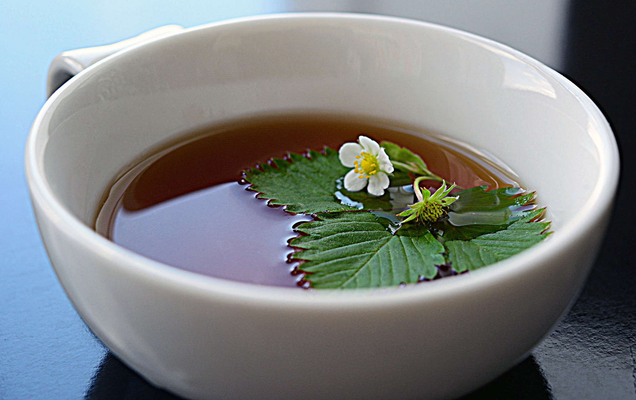 紫苏熬水洗脸有哪些好处	 紫苏熬水洗脸有改善痘痘,缓解晒伤,治疗皮肤