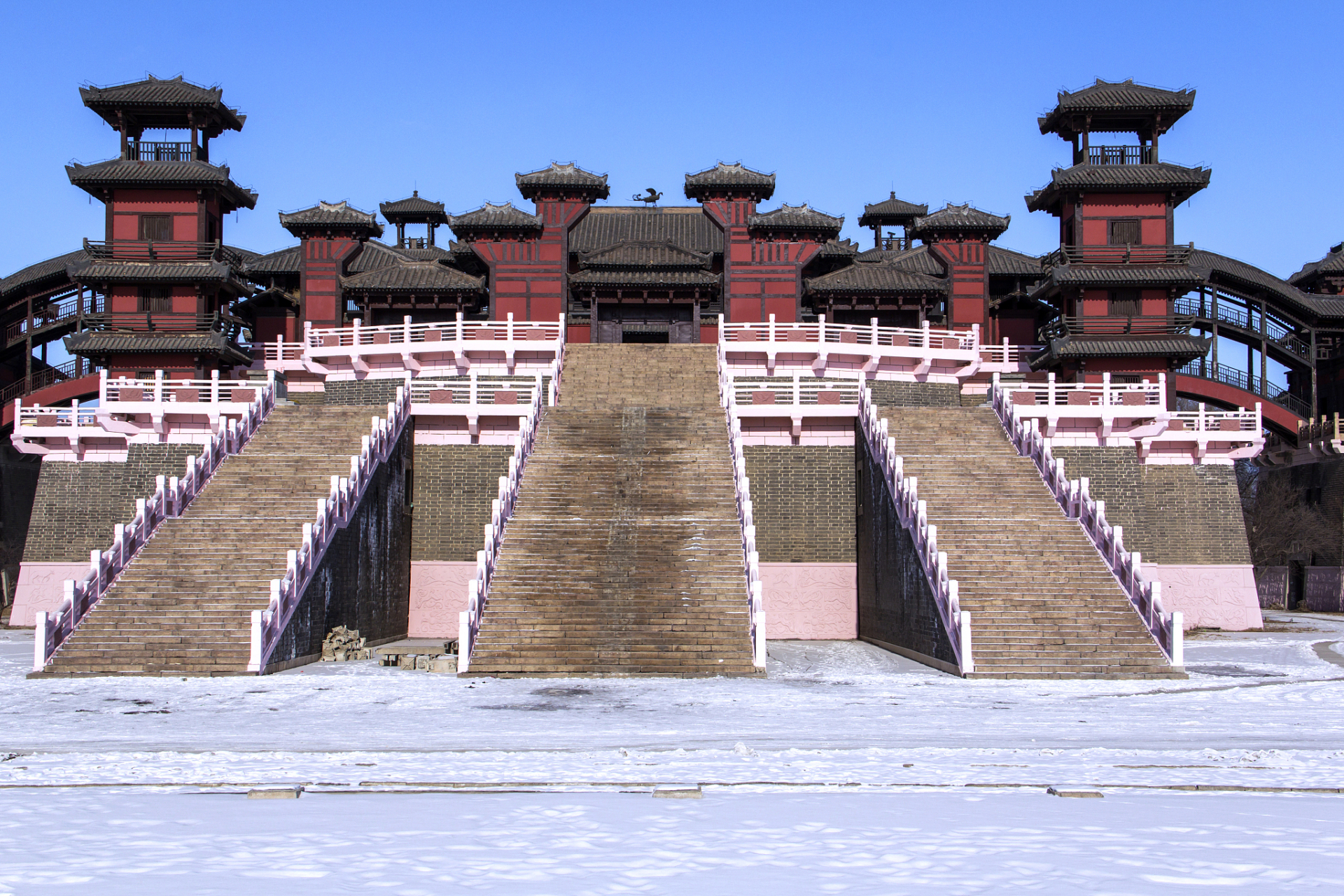 中国古代思想更迭的重要阶段包括: 春秋战国时期:这是中国古代思想